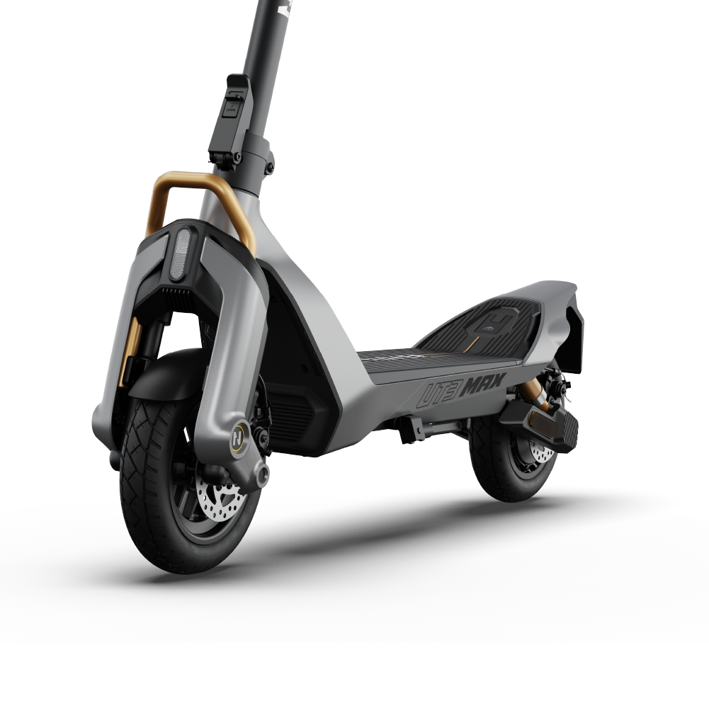 Altın vurgulu gri elektrikli scooter, önden görünüm.