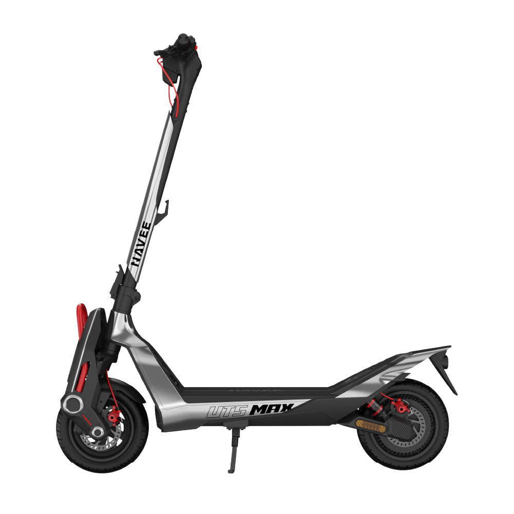 Beyaz arka plan üzerinde kırmızı vurgulara sahip gümüş ve siyah elektrikli scooter.