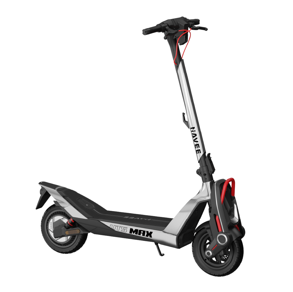 Kırmızı vurgulu gümüş ve siyah elektrikli scooter beyaz arka plan üzerinde gösteriliyor.
