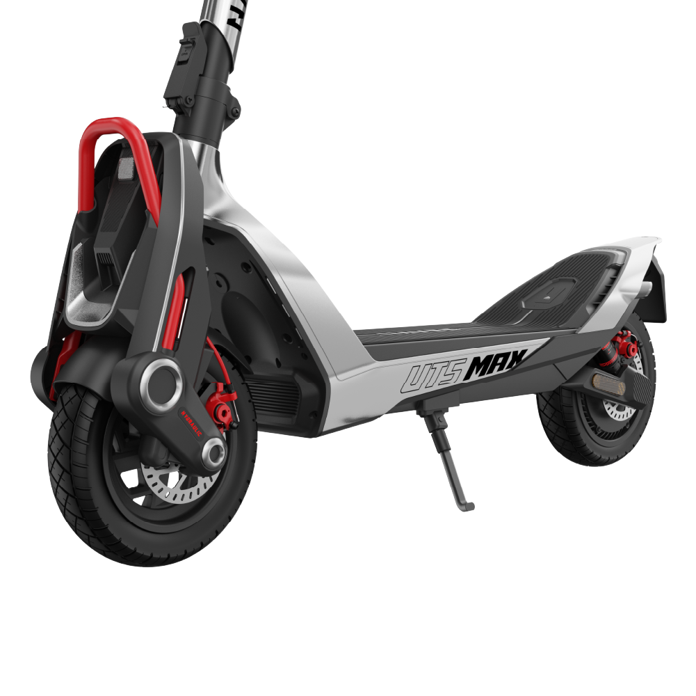 Kırmızı vurgulara sahip gümüş rengi elektrikli scooter destek ayağında duruyor.