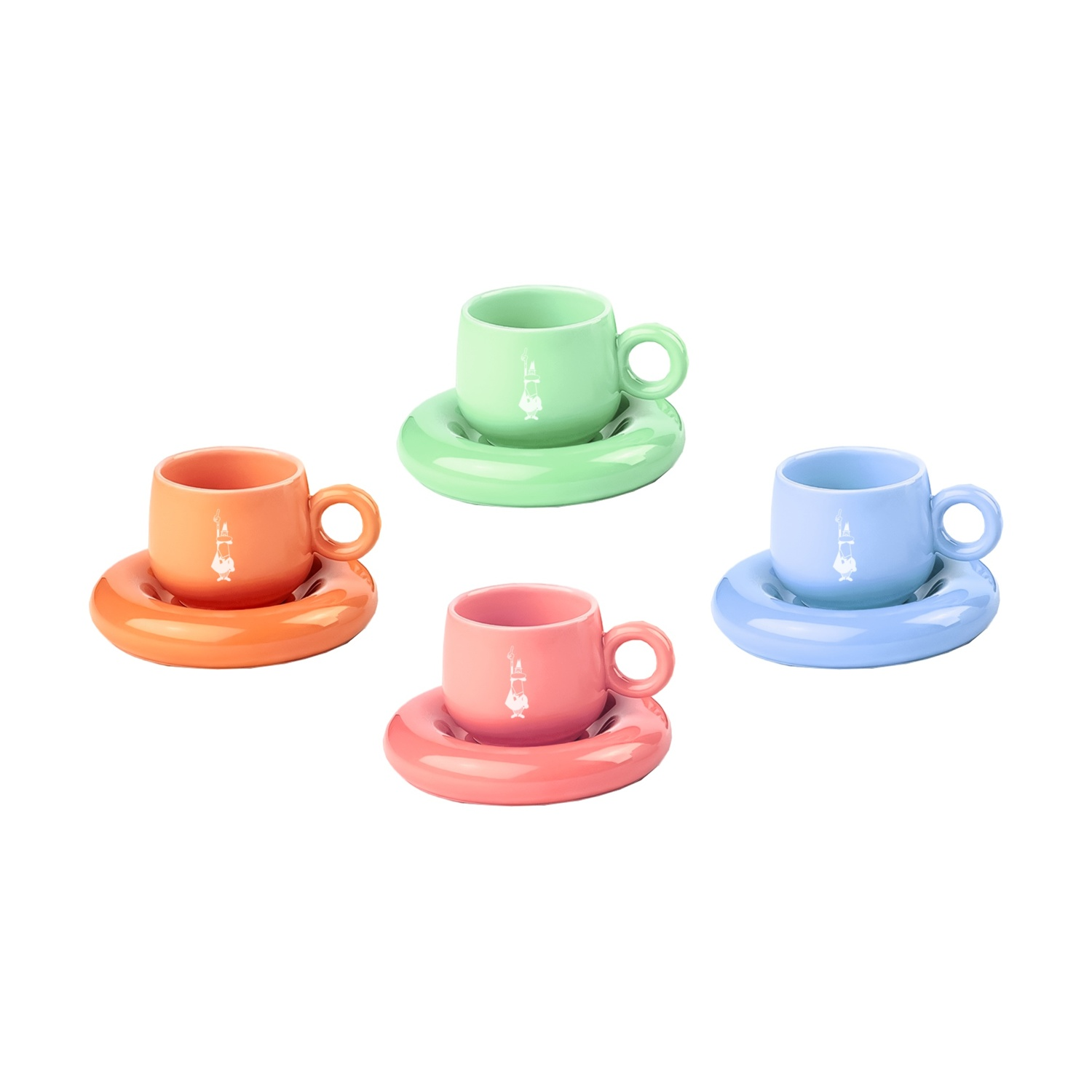 Quattro tazzine da espresso colorate e piattini su sfondo bianco.