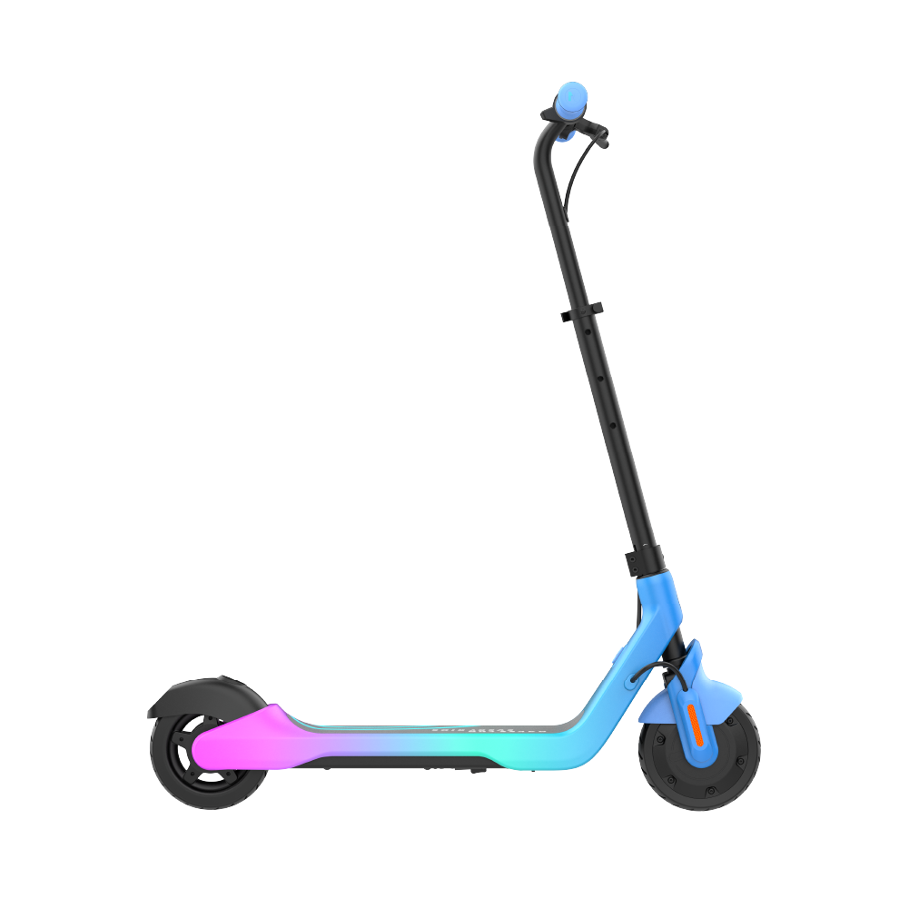 Beyaz arka plan üzerinde siyah gidonlu mavi ve pembe elektrikli scooter.