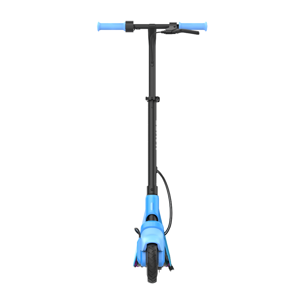 Mavi ve siyah bir scooter, mavi tutamaklı, beyaz bir zeminde duruyor.
