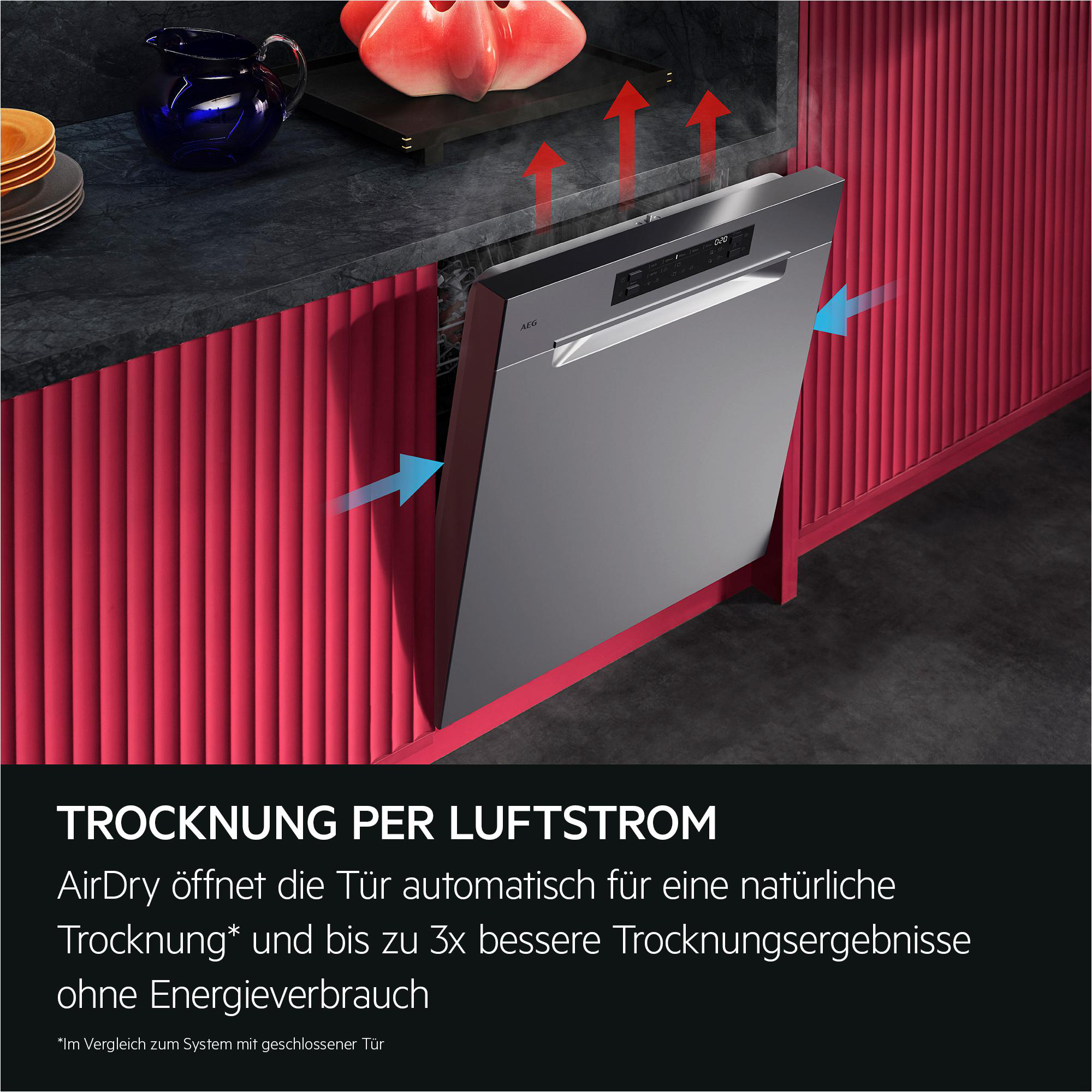 Ein silberner AEG Geschirrspüler öffnet sich, Luft strömt heraus.