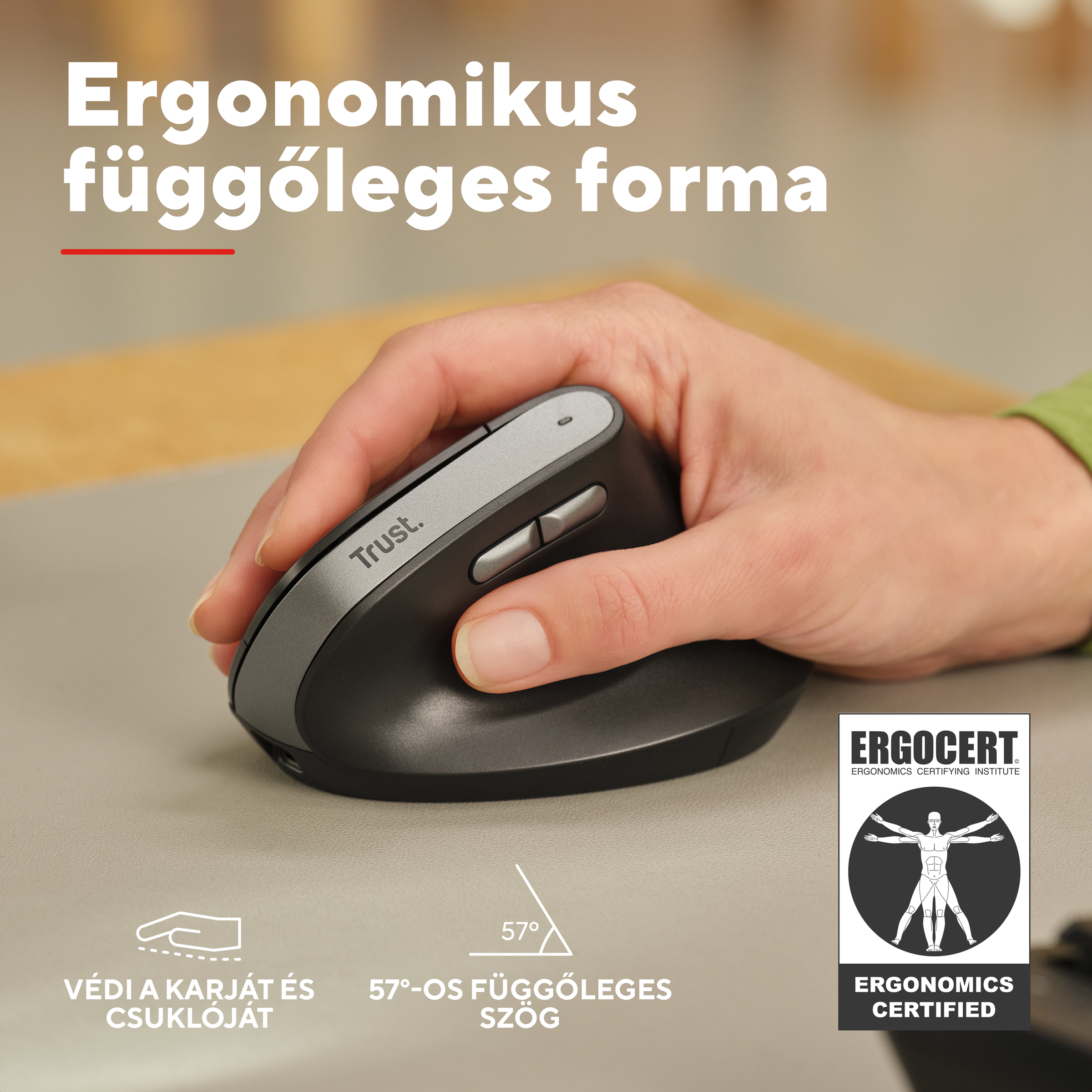 Egy kéz függőleges Trust egeret fog. Ergocert pecsét látható.