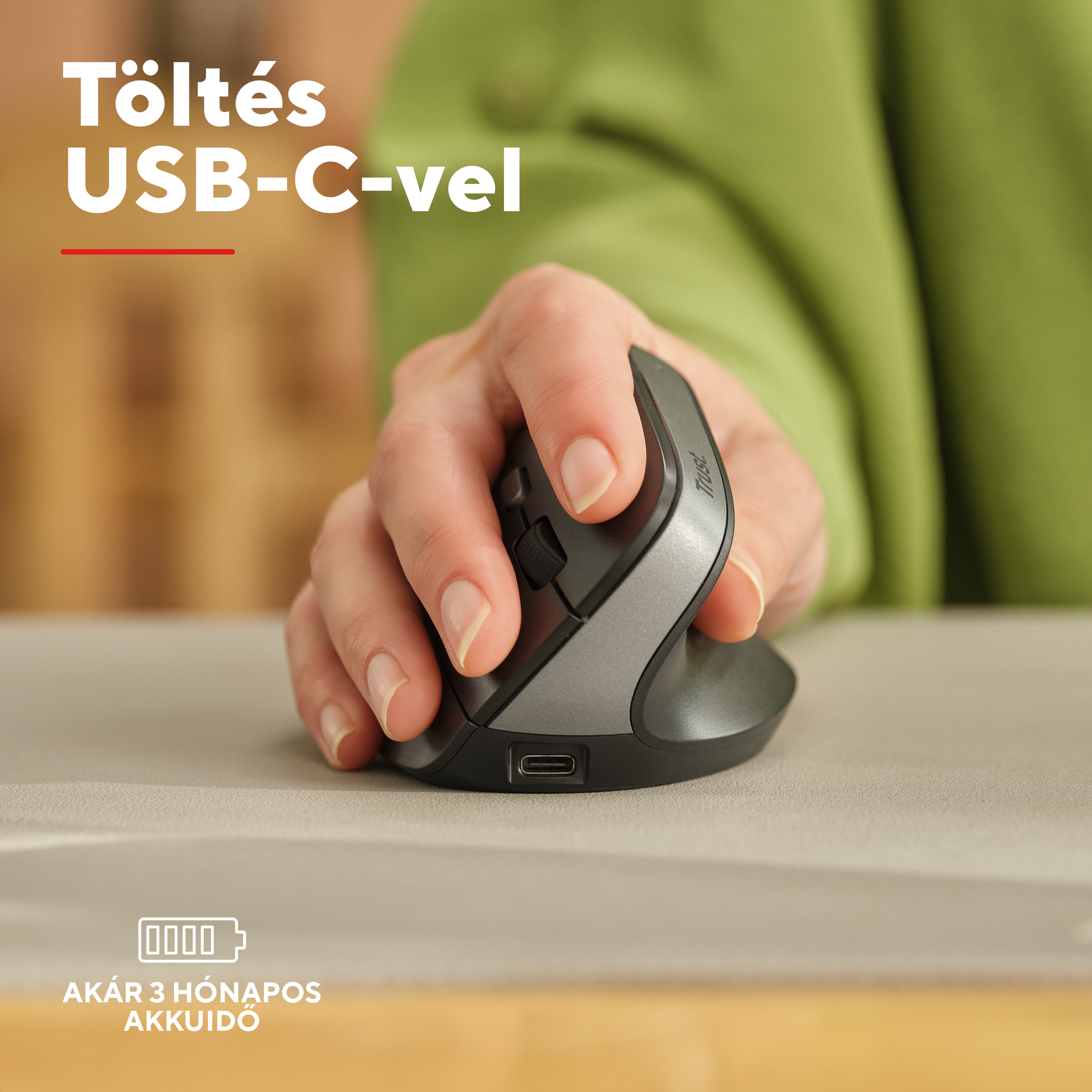 Egy kéz egy szürke, USB-C portos számítógépes egeret fog.
