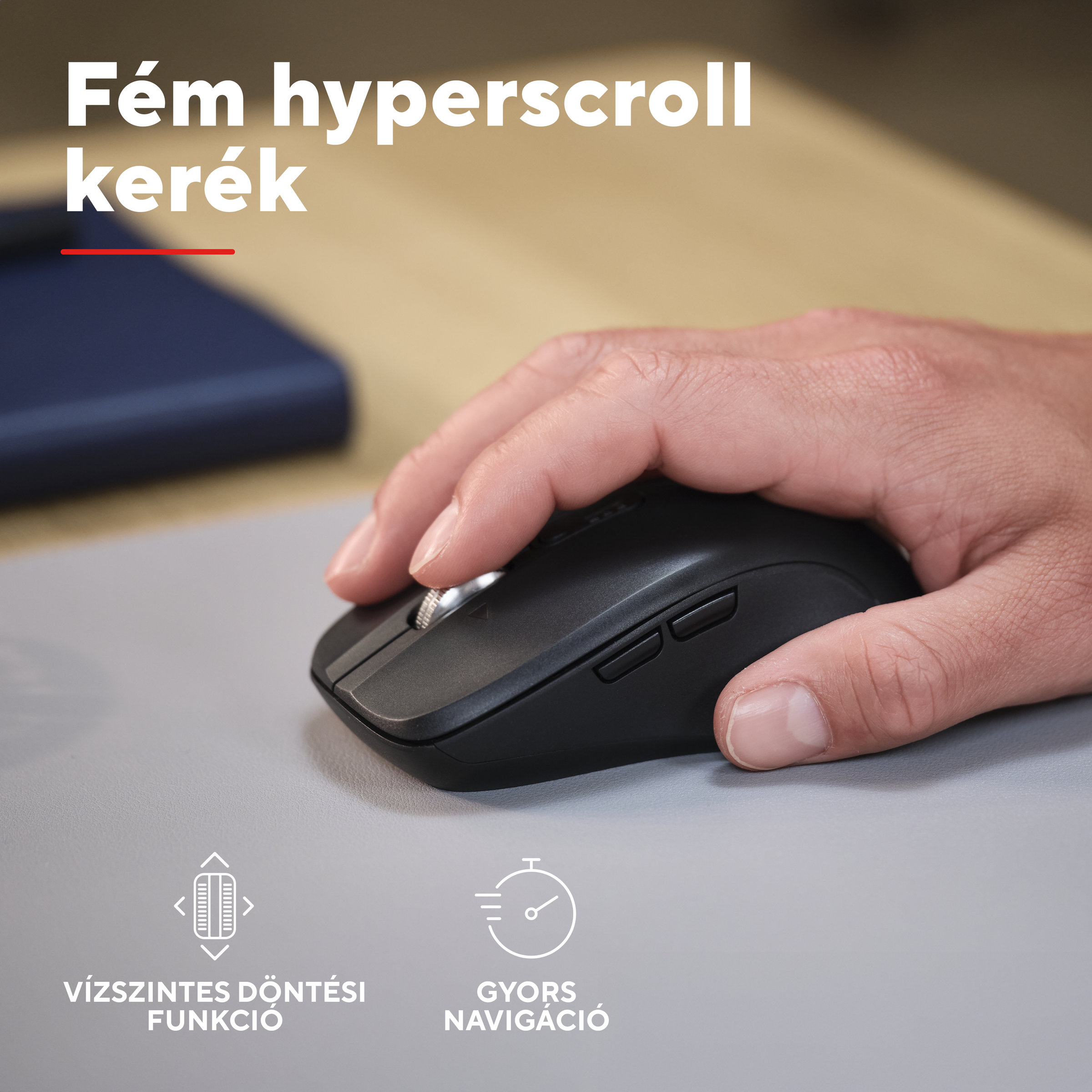 Egy kéz közeli képe, fekete egeret használ szürke szőnyegen.
