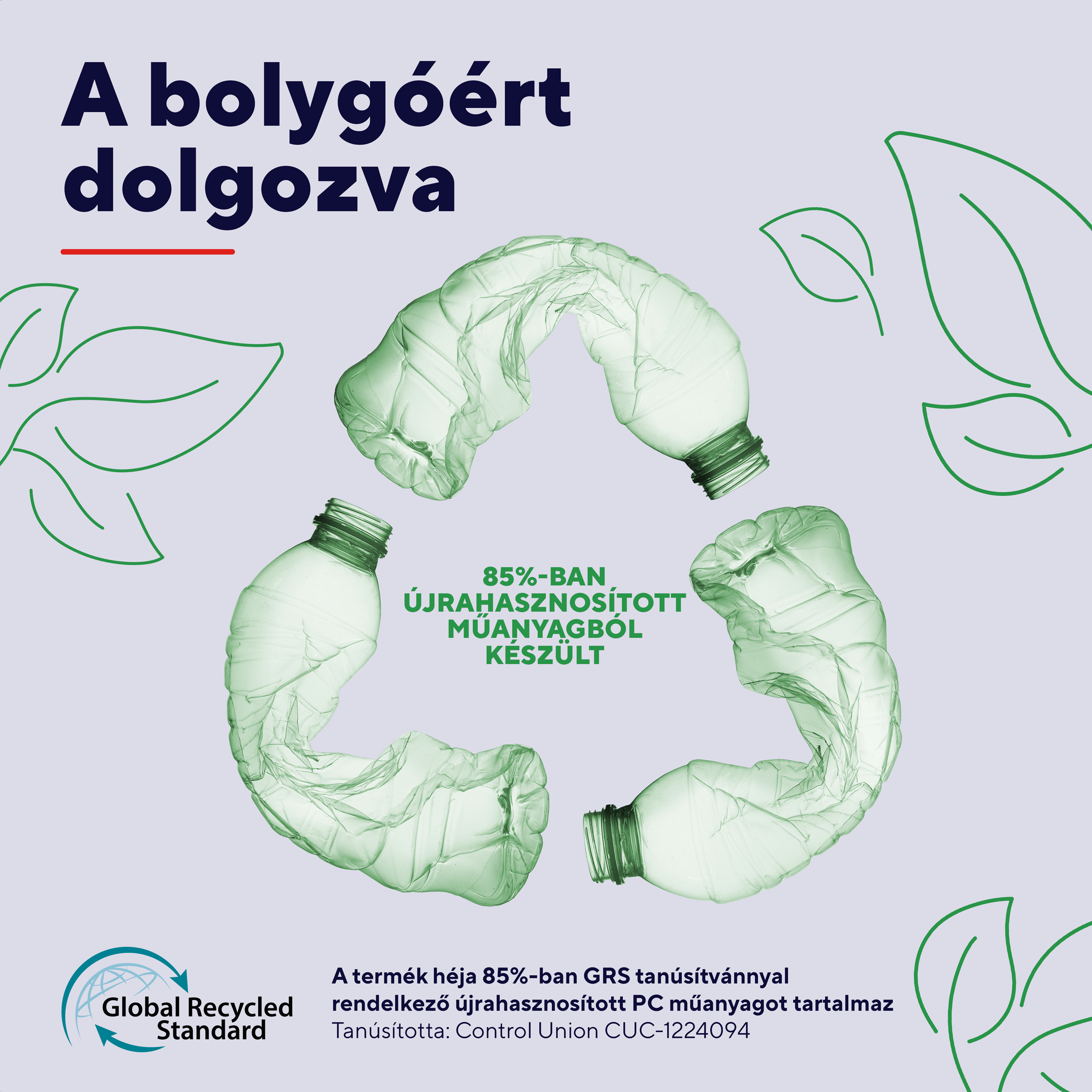 Zöld műanyagpalackok alkotnak újrahasznosítási szimbólumot világosszürke háttér előtt.