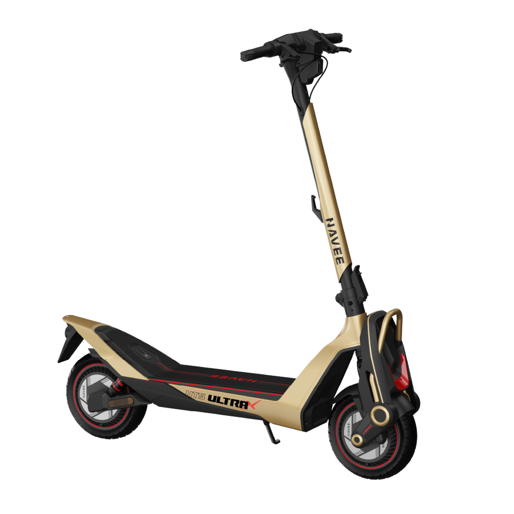 Kırmızı vurgulu altın ve siyah elektrikli scooter beyaz arka planda duruyor.