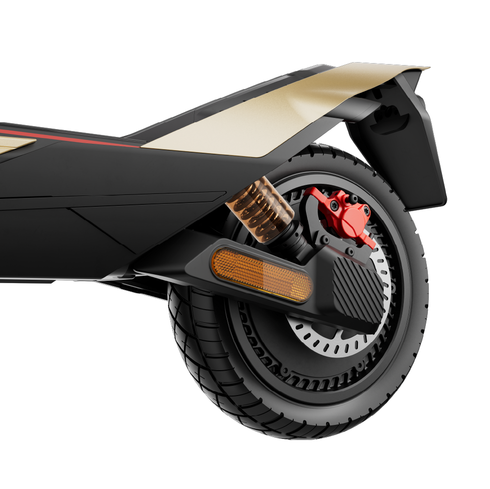 Altın vurgulu siyah elektrikli scooter'ın arka tekerleğinin yakın çekimi.