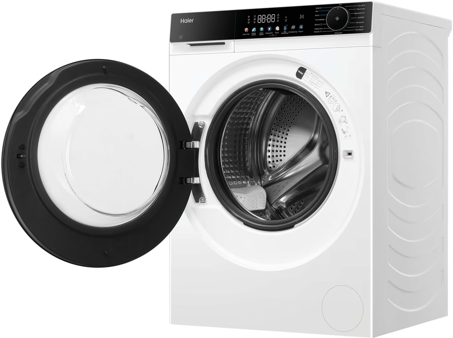 Eine weiße Haier Waschmaschine mit geöffneter Tür und Trommel.