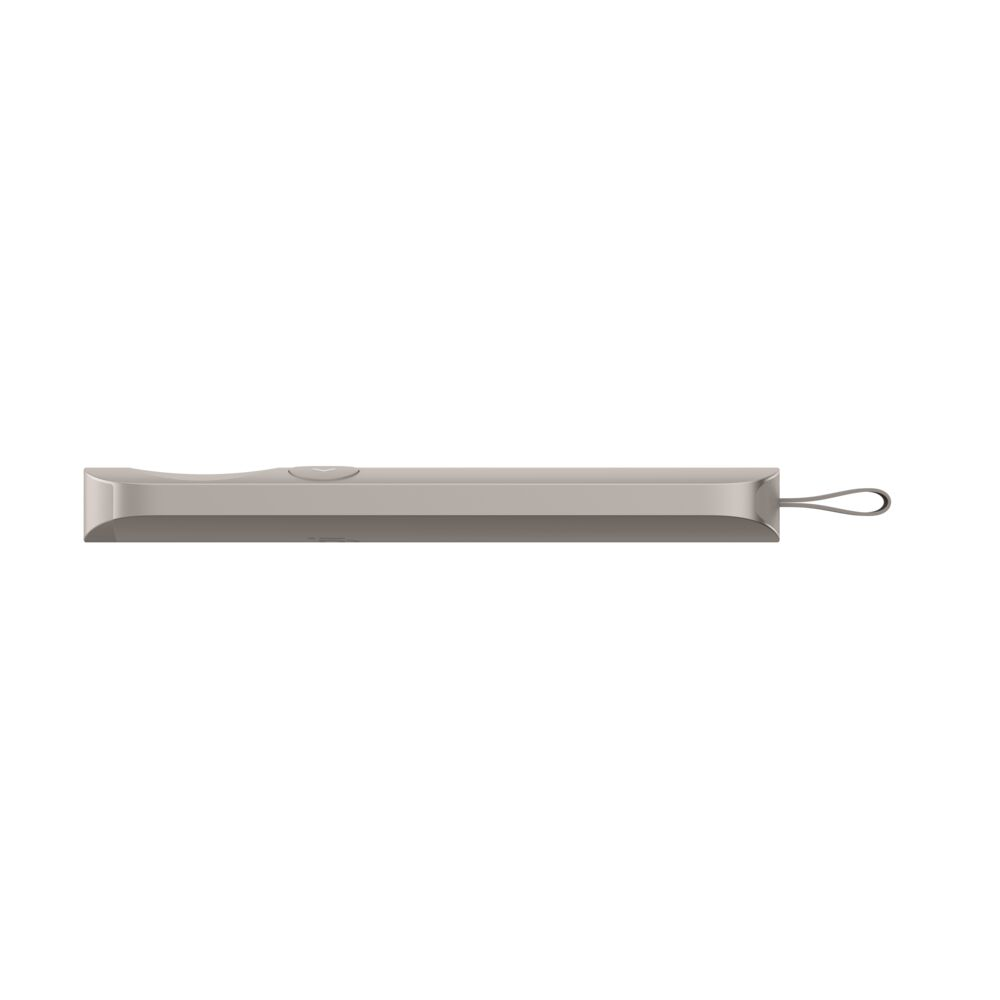 Una unidad USB elegante, rectangular y plateada con un lazo al final.