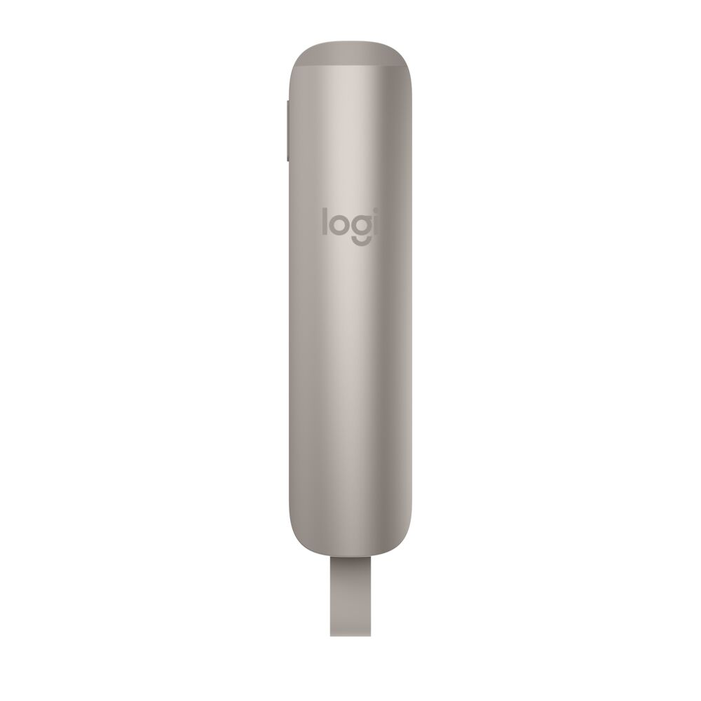 Un bolígrafo Logitech plateado con conector USB sobre fondo blanco.