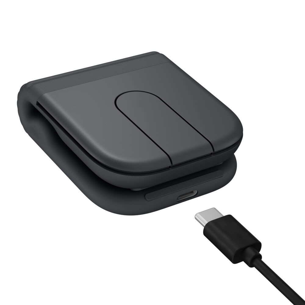 Un estuche de carga plegado gris con un cable USB-C.