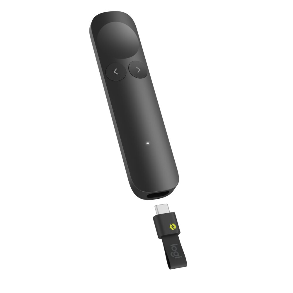 Un presentador negro con un dongle USB-C, aislado sobre fondo blanco.
