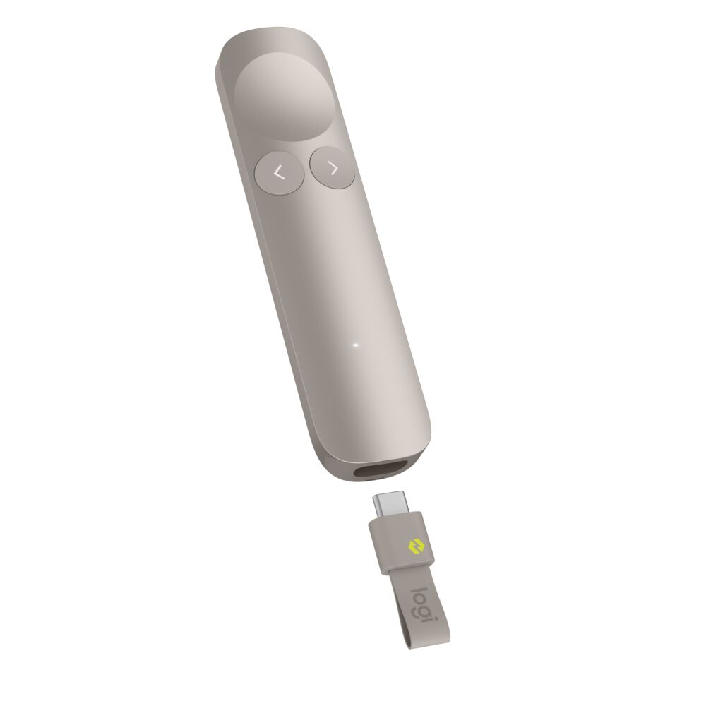 Un presentador Logitech beige con un dongle USB-C que se separa.