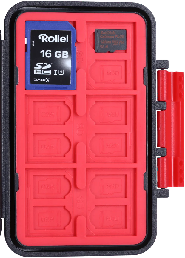 Une mallette noire avec un insert rouge contenant une carte SD Rollei bleue de 16 Go et une petite carte mémoire SanDisk.