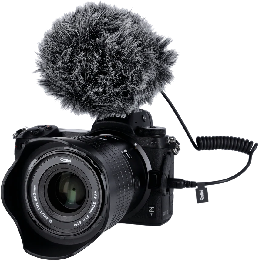 Eine schwarze Nikon Z7 Kamera mit einem Rollei 35mm Objektiv und einem flauschigen Mikrofonwindschutz.