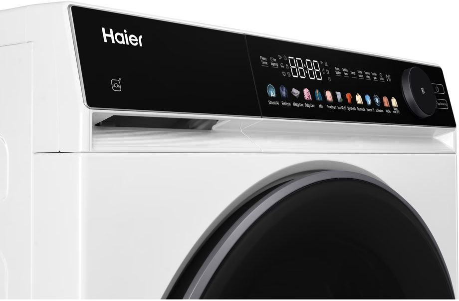 Nahaufnahme eines weißen Haier-Waschmaschinen-Bedienfelds mit Digitalanzeige.
