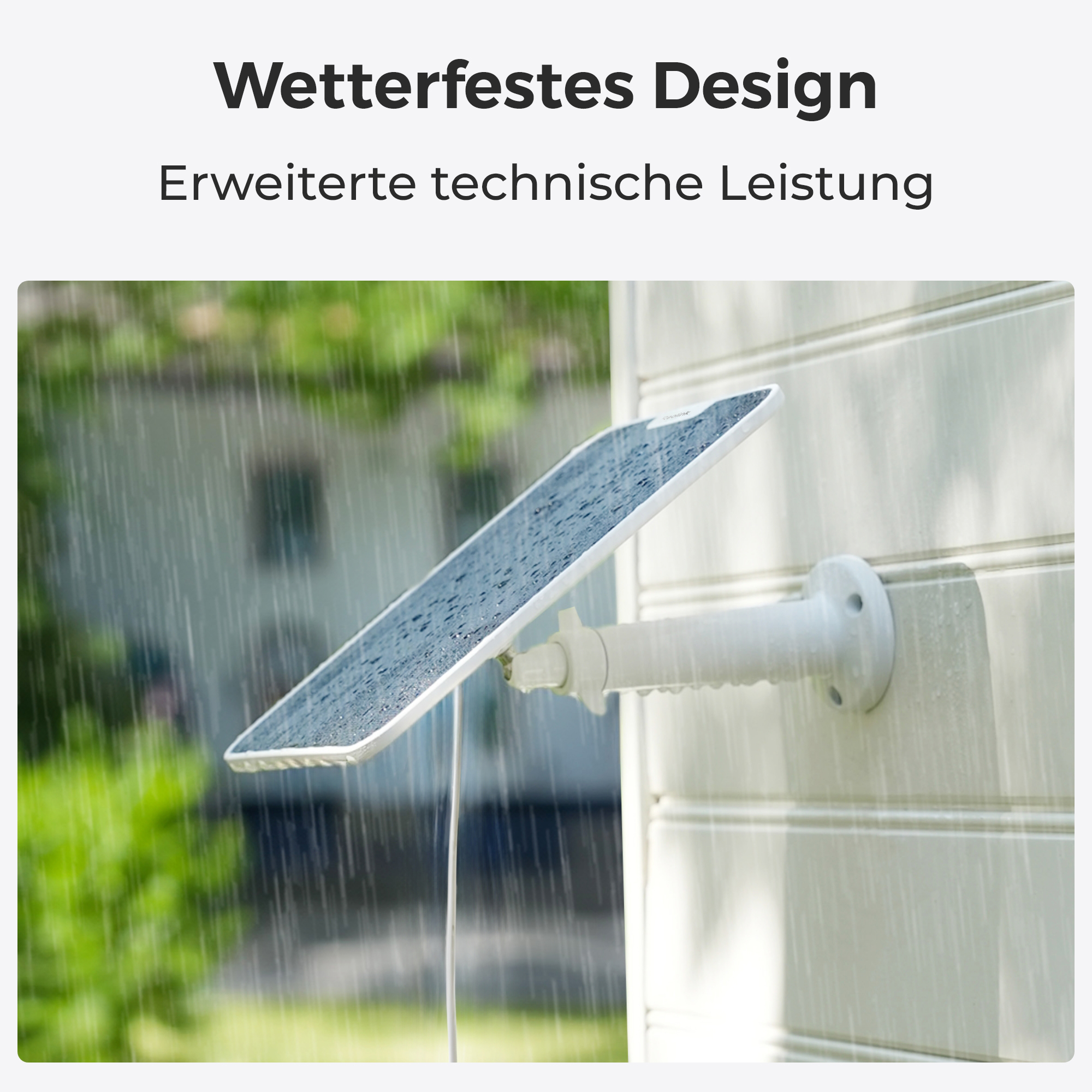 Ein Solarpanel mit Regentropfen, montiert an einer Hauswand.