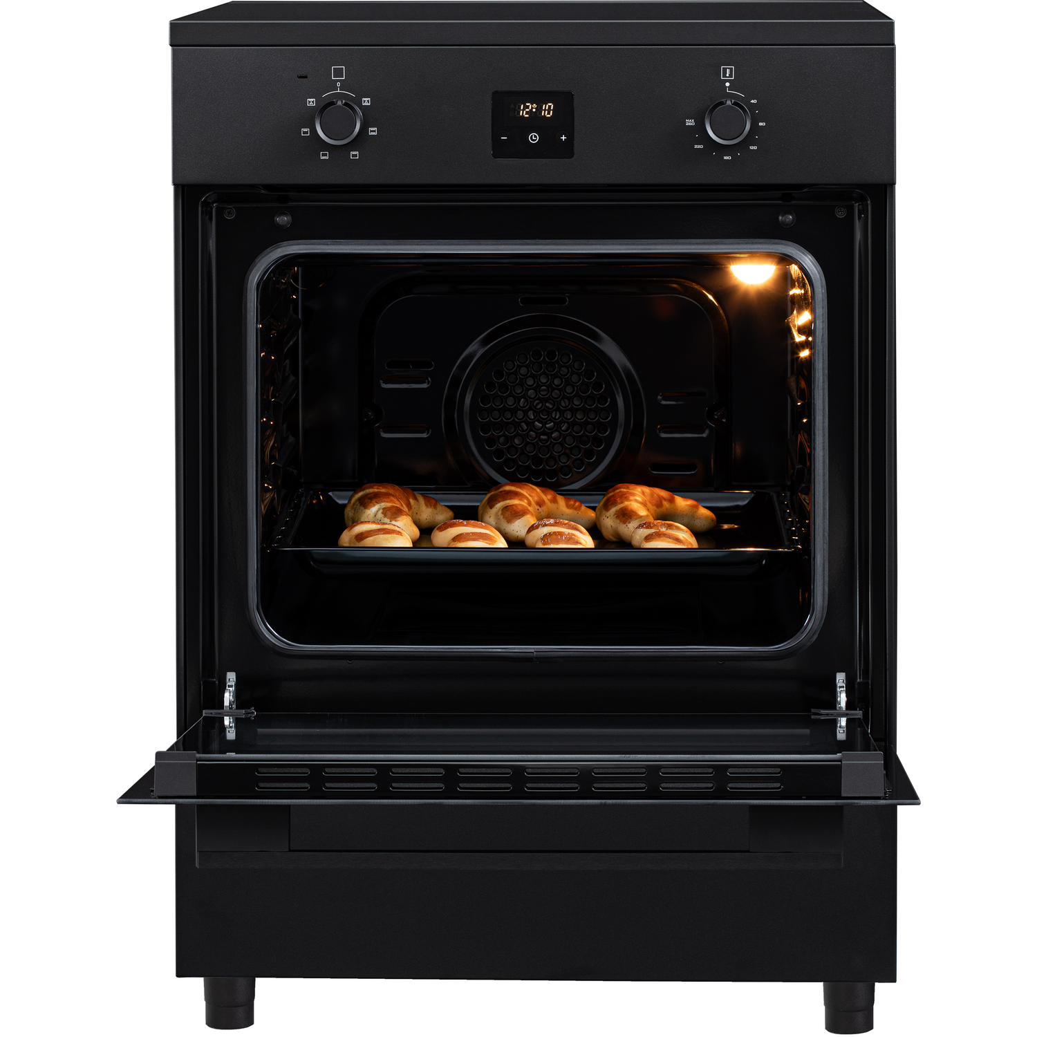 Een zwarte oven met open deur, met vier gebakken producten op een rooster.