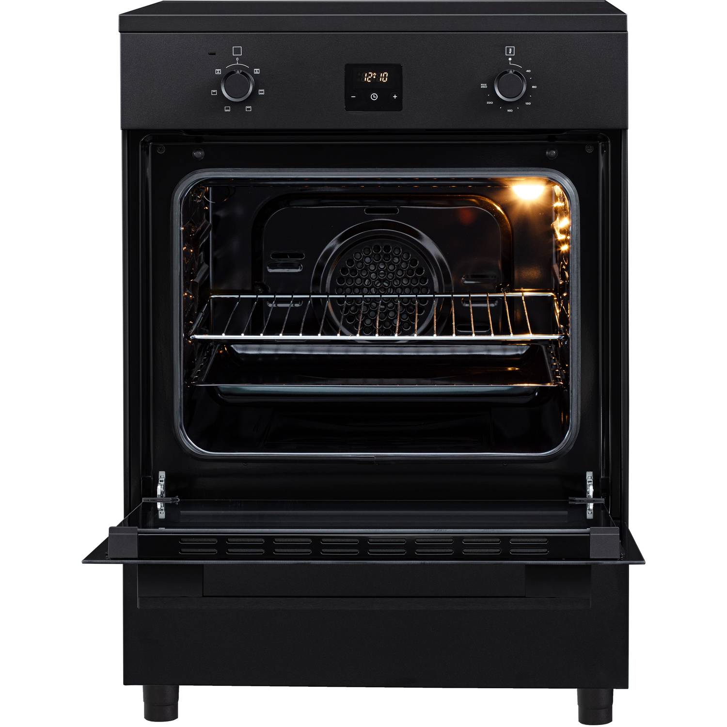 Een zwarte oven met de deur open en het interieurlicht aan.