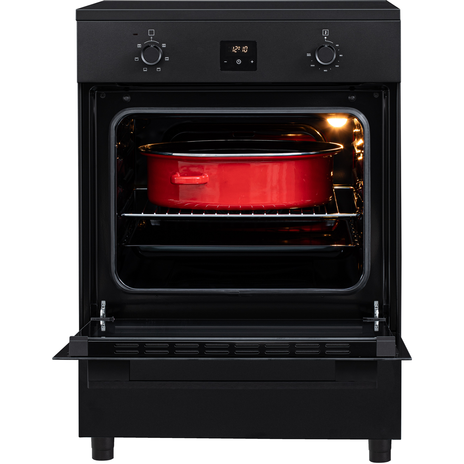 Een open zwarte oven met een rode braadpan op het rooster.