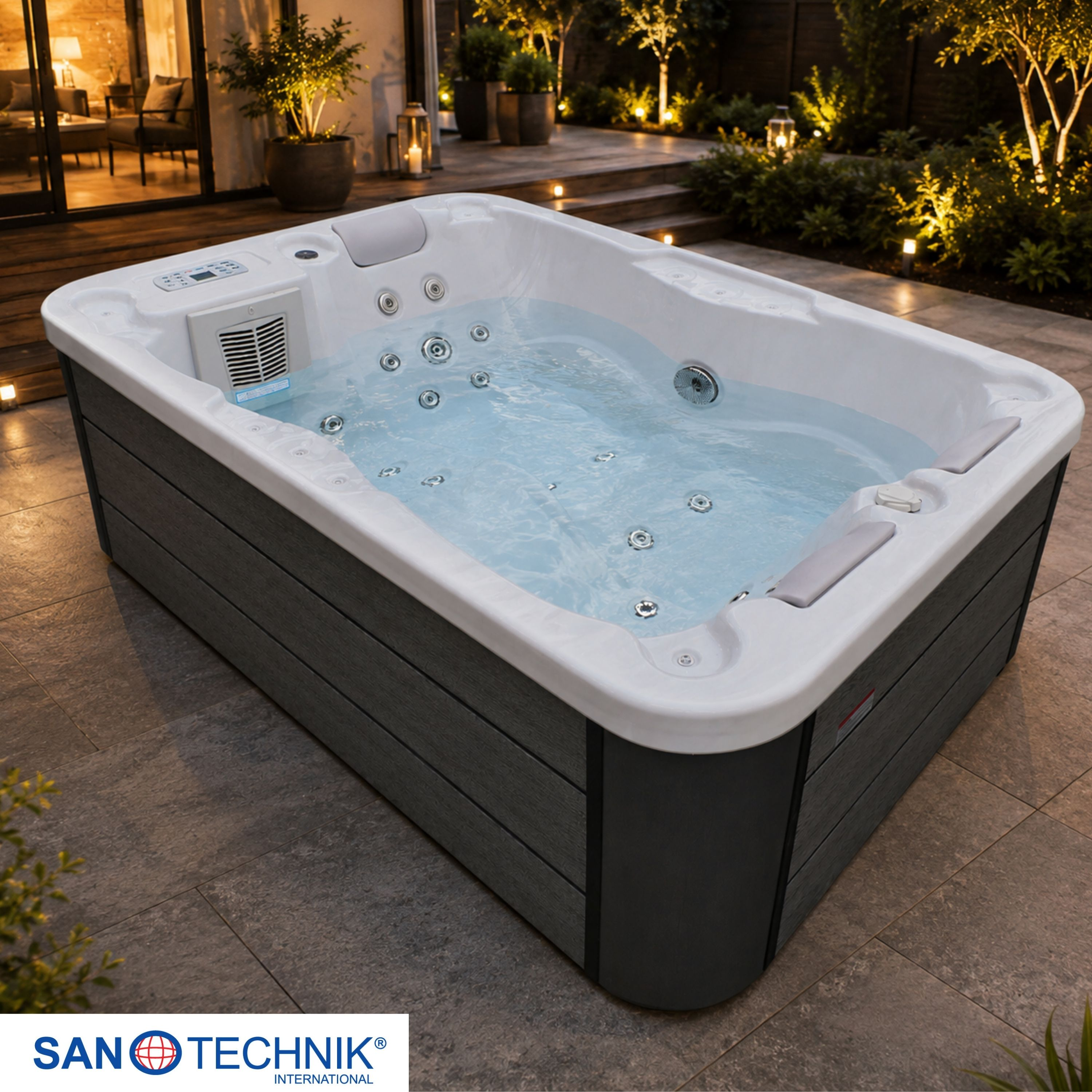 Ein aufblasbarer Whirlpool mit Holzverkleidung steht auf einer Steinterrasse, beleuchtet von Gartenleuchten.