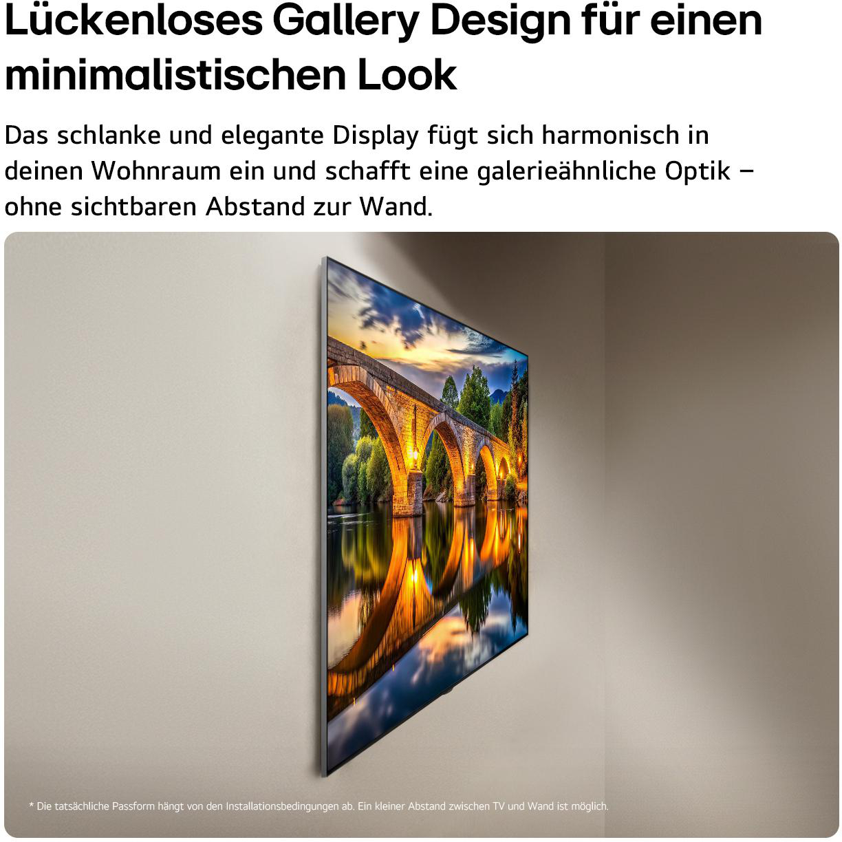 Ein Fernseher zeigt eine Brücke, die sich im Wasser bei Sonnenuntergang spiegelt.