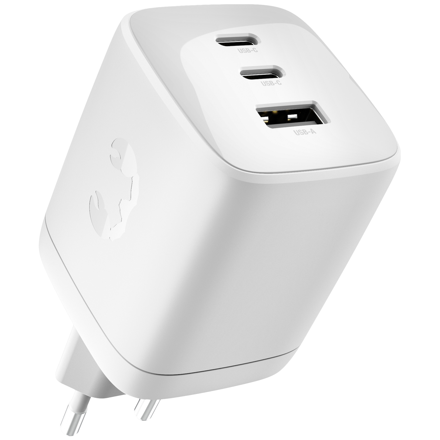 Un chargeur USB blanc avec deux ports USB-C et un USB-A, et un logo scorpion.