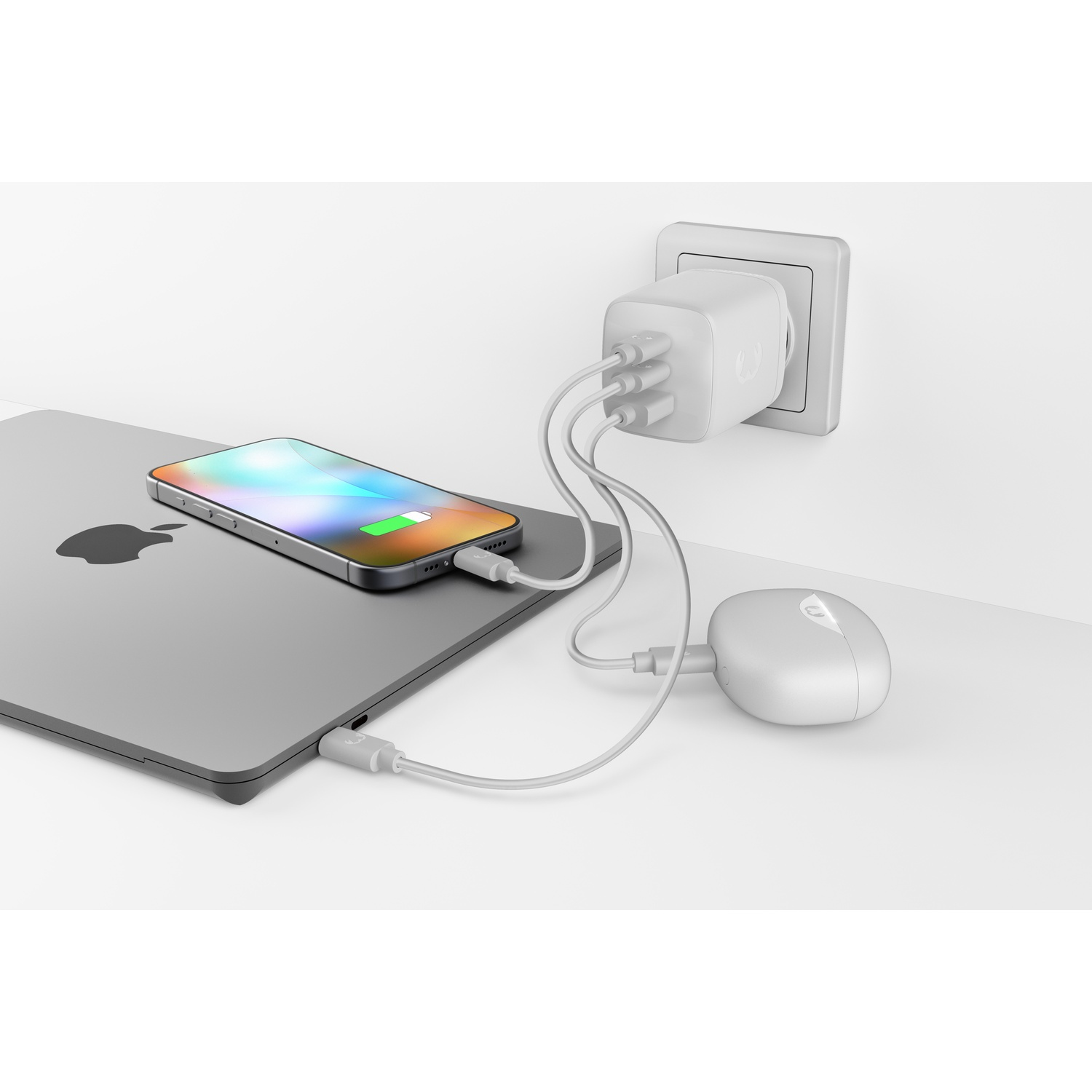 Un adaptateur de charge blanc alimente un smartphone et des écouteurs branchés à une prise.