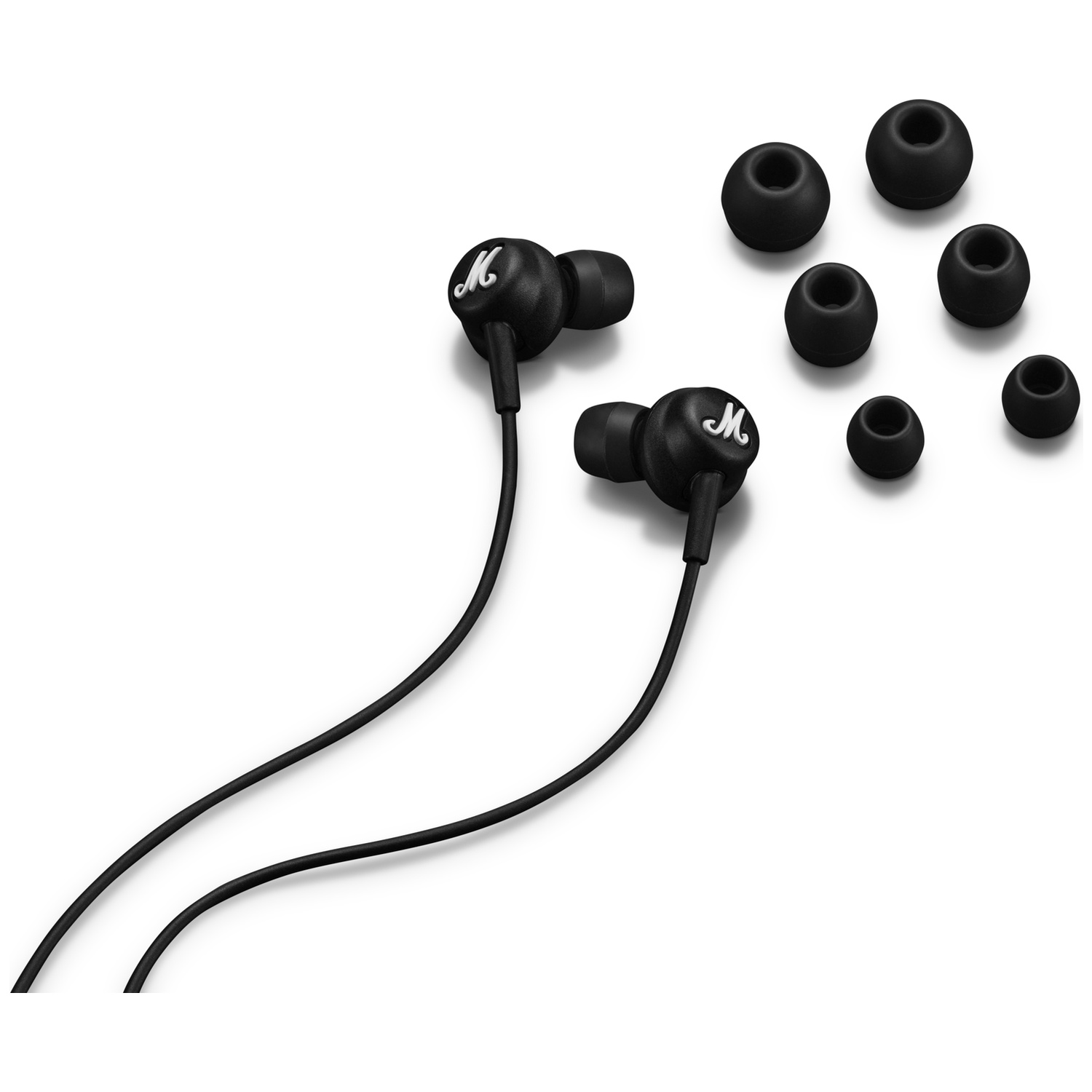 Écouteurs intra-auriculaires noirs avec câble et embouts de rechange sur fond blanc.