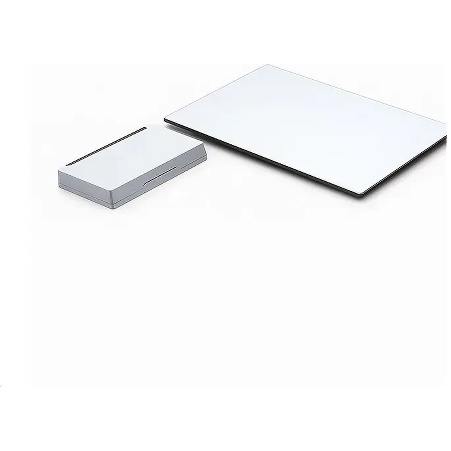 Un objet rectangulaire blanc repose à côté d'un boîtier rectangulaire gris.