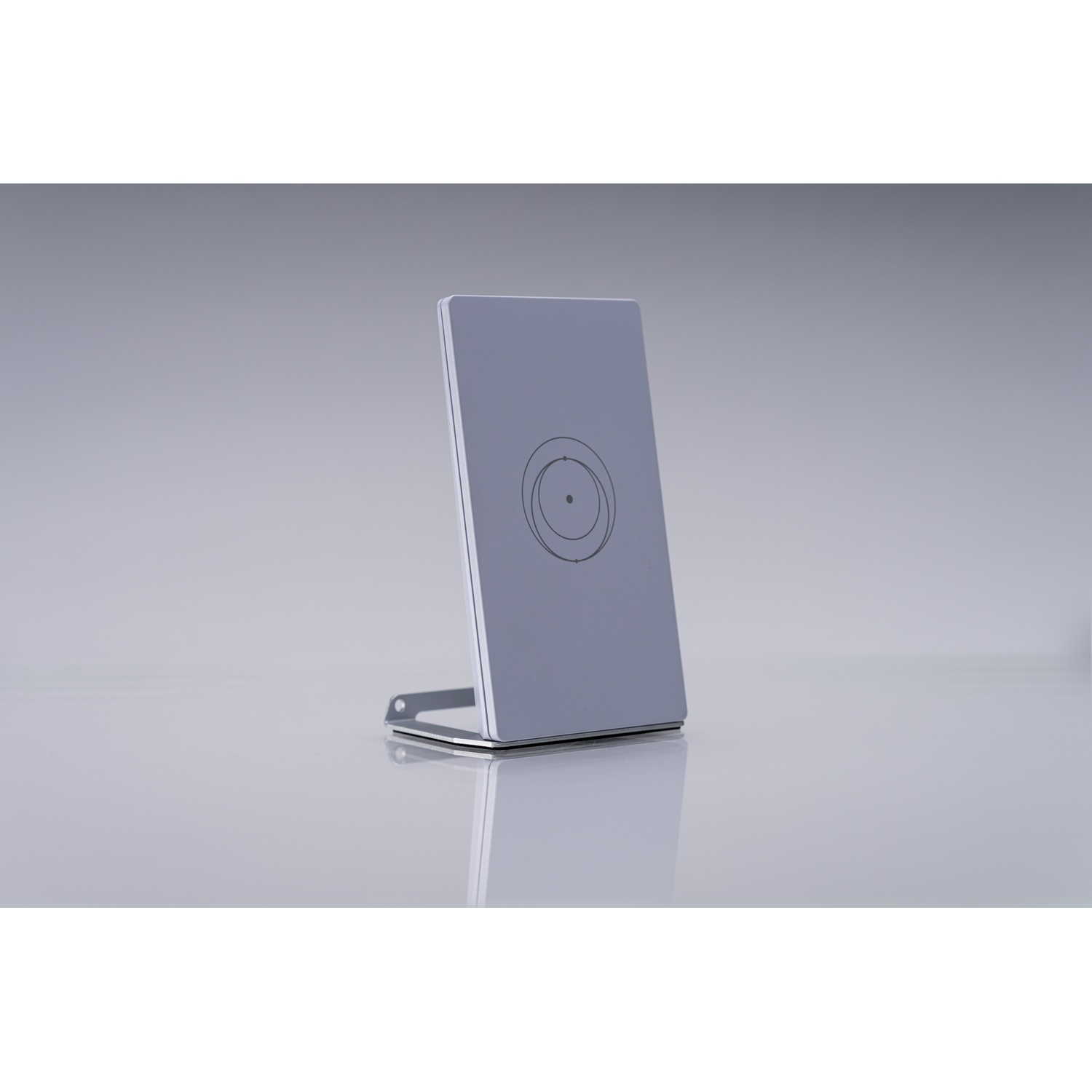 Un support de chargement argenté avec un motif circulaire sur sa surface.