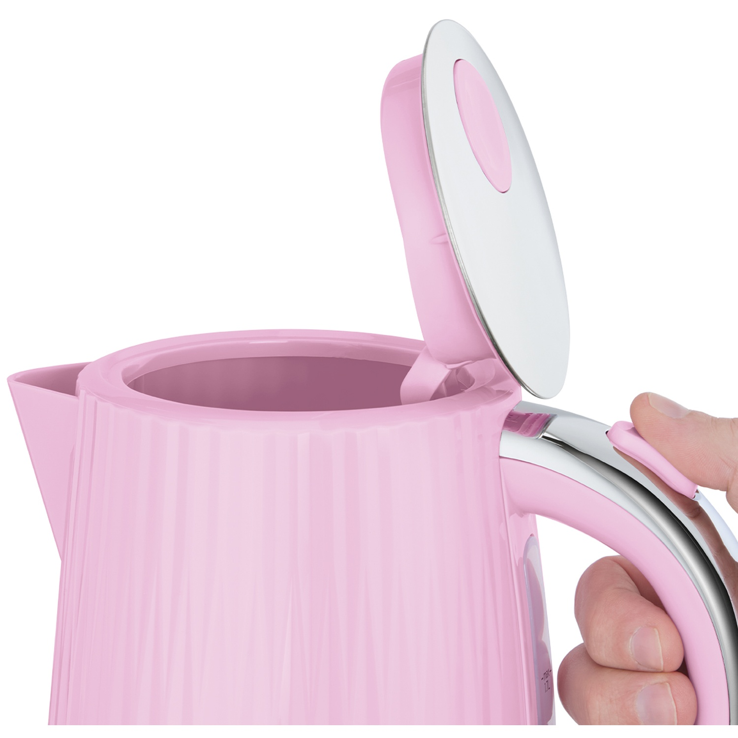 Een hand drukt op de knop van een roze waterkoker met open deksel.