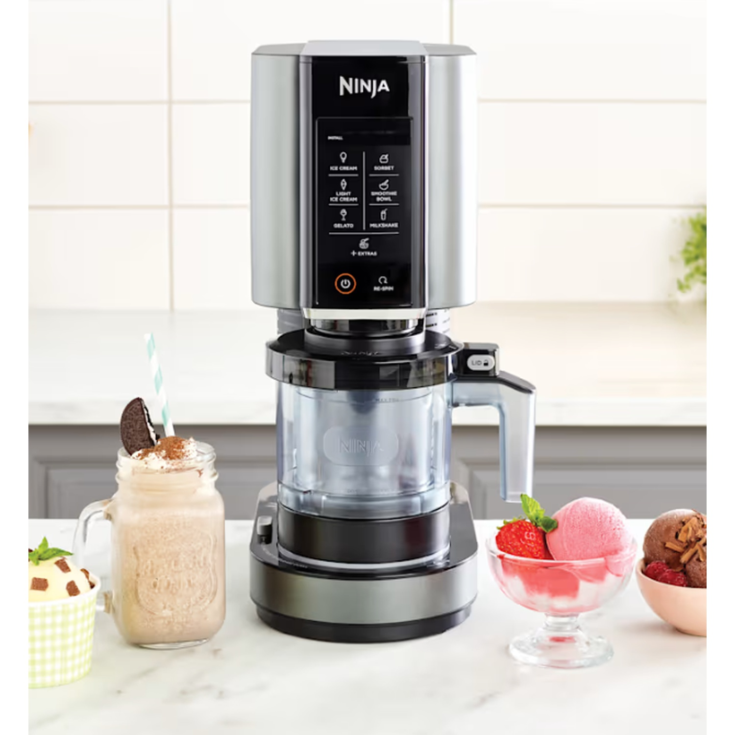 Een Ninja ijsmachine staat naast een milkshake en ijs.