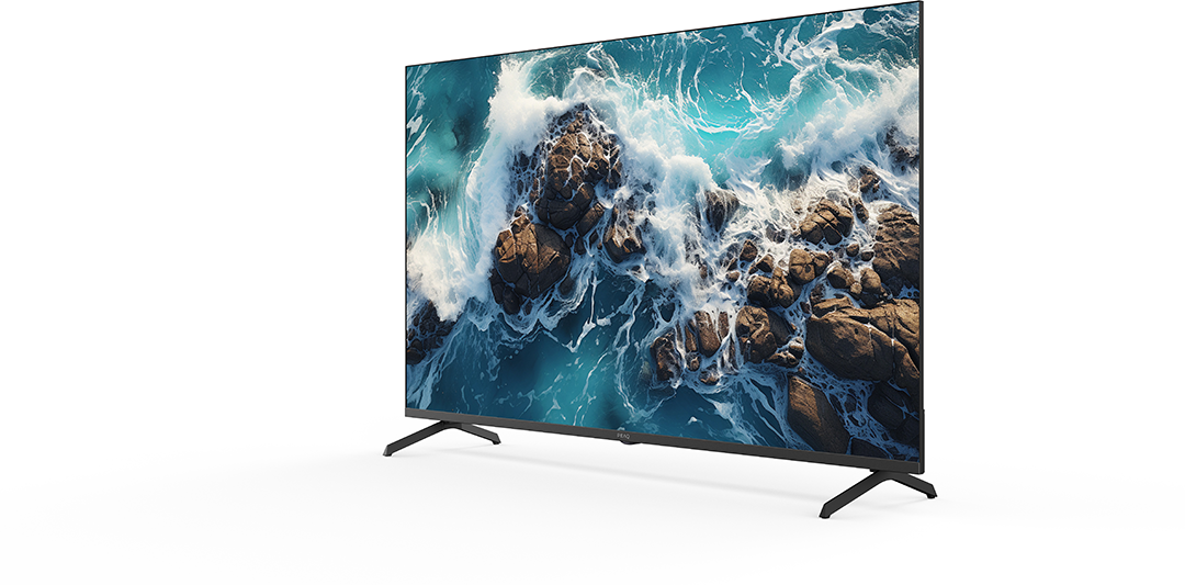Egy elegáns fekete TV drámai óceáni jelenetet mutat hullámokkal, amelyek sziklákra csapódnak.