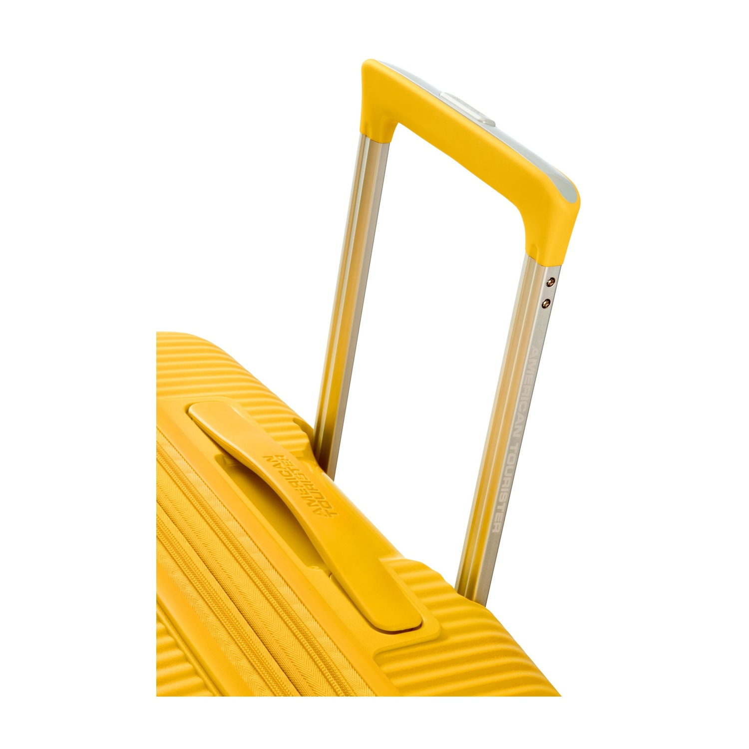 Primo piano di un manico giallo per valigia e superficie testurizzata con logo American Tourister.