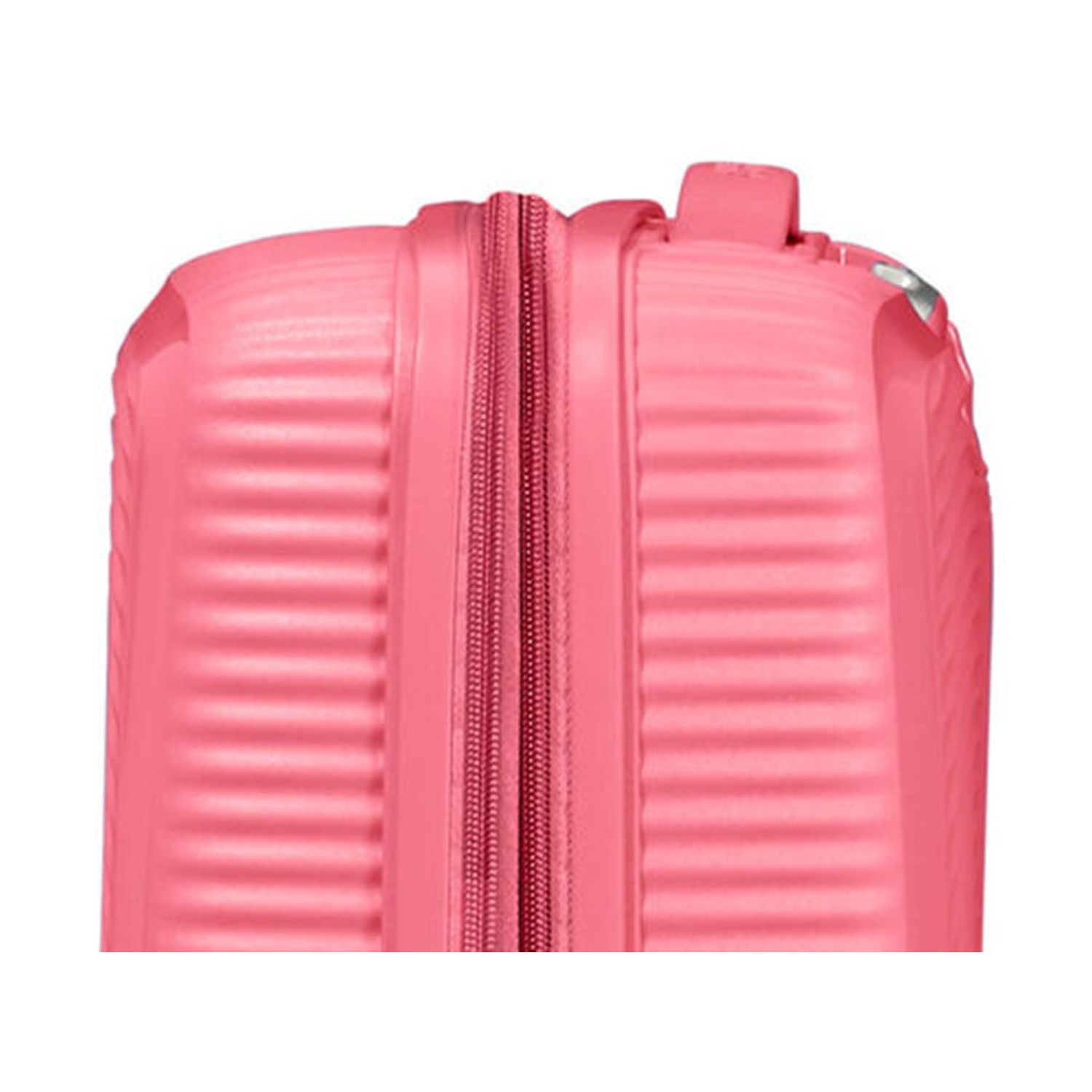 Primo piano della cerniera di una valigia rosa con texture a coste.
