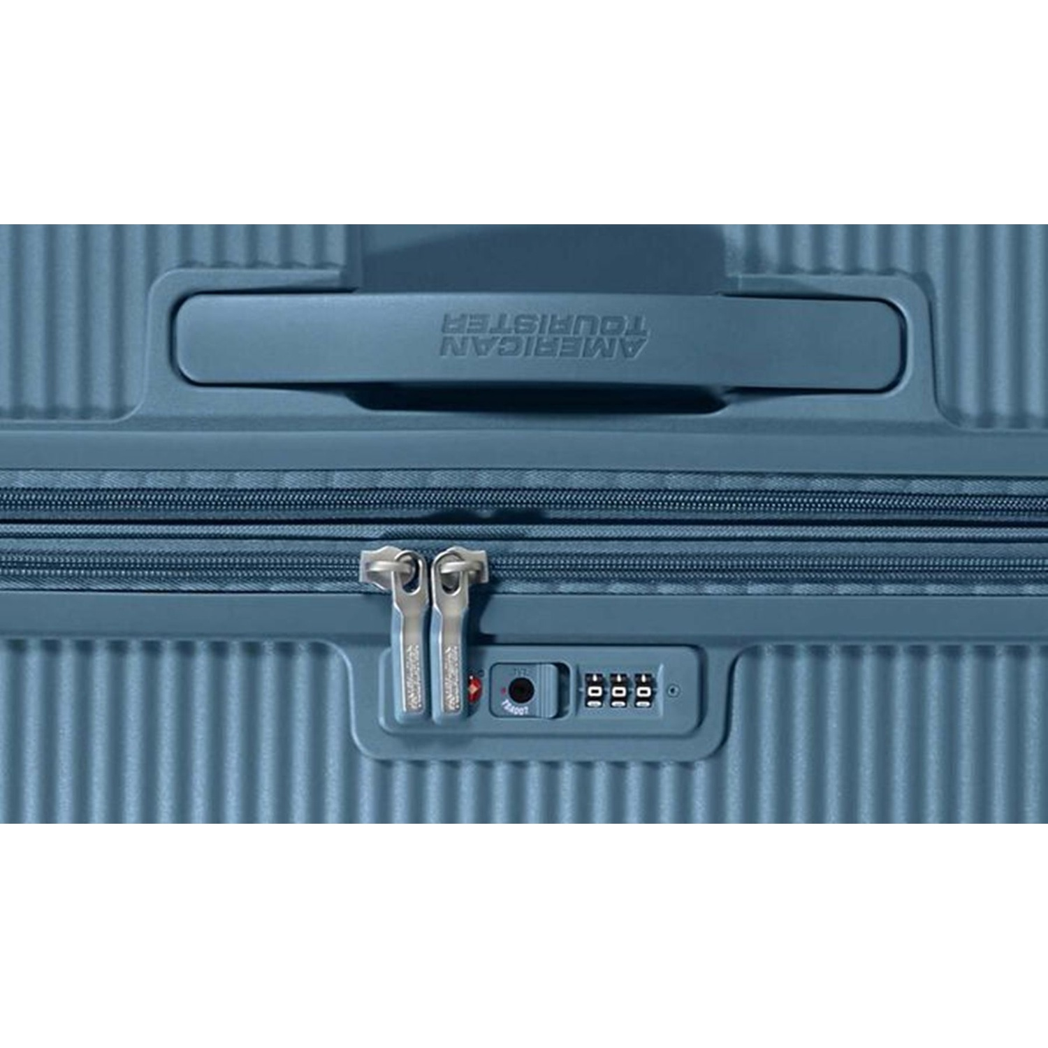 Valigia blu con cerniera, manico e lucchetto a combinazione. Logo American Tourister.