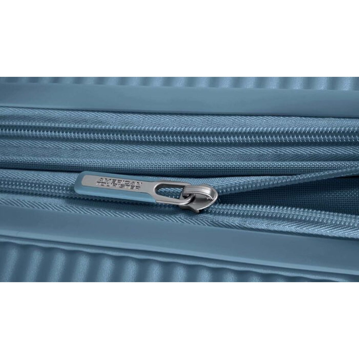 Una valigia blu con cerniera e logo American Tourister.