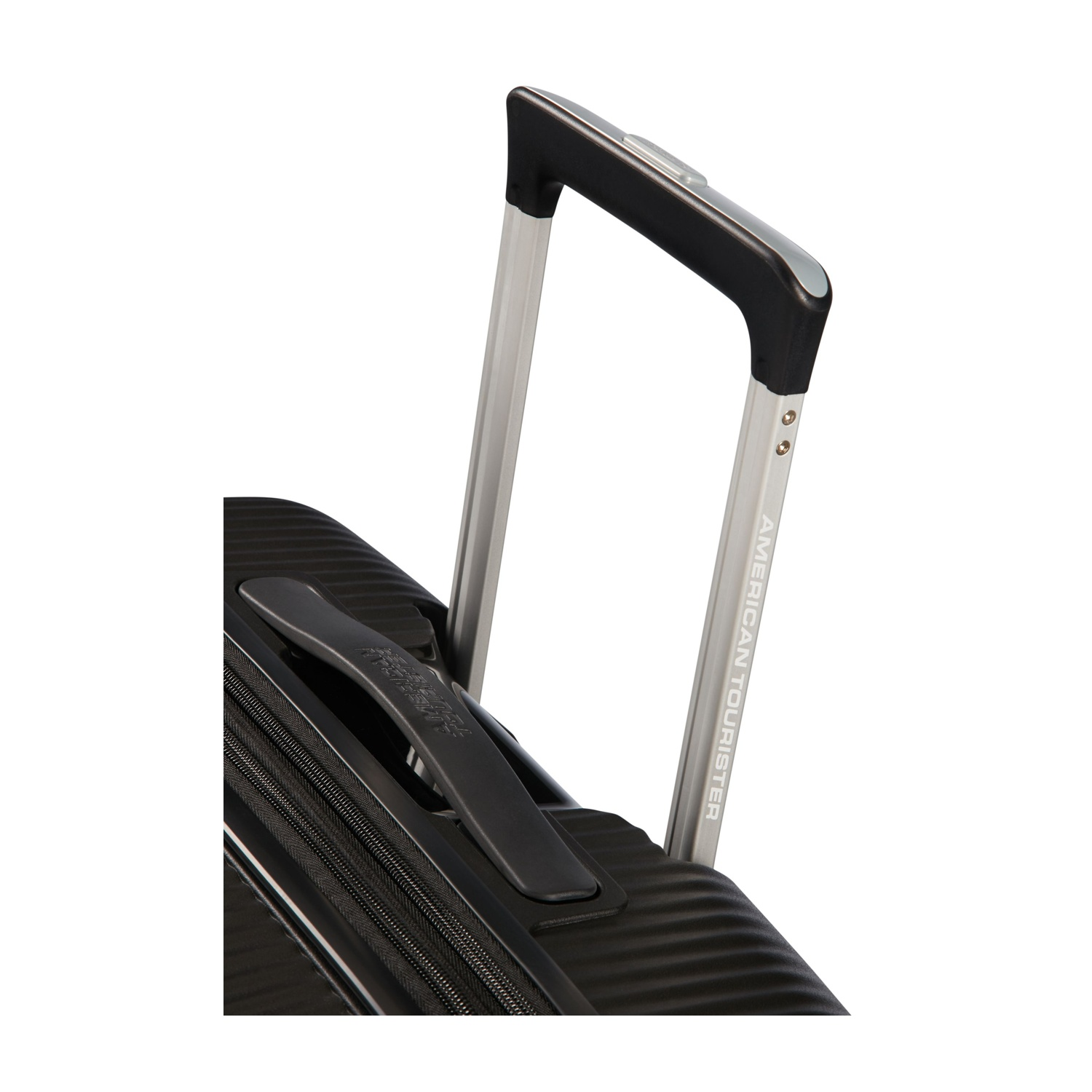 Primo piano di una valigia nera con manico retrattile. American Tourister.