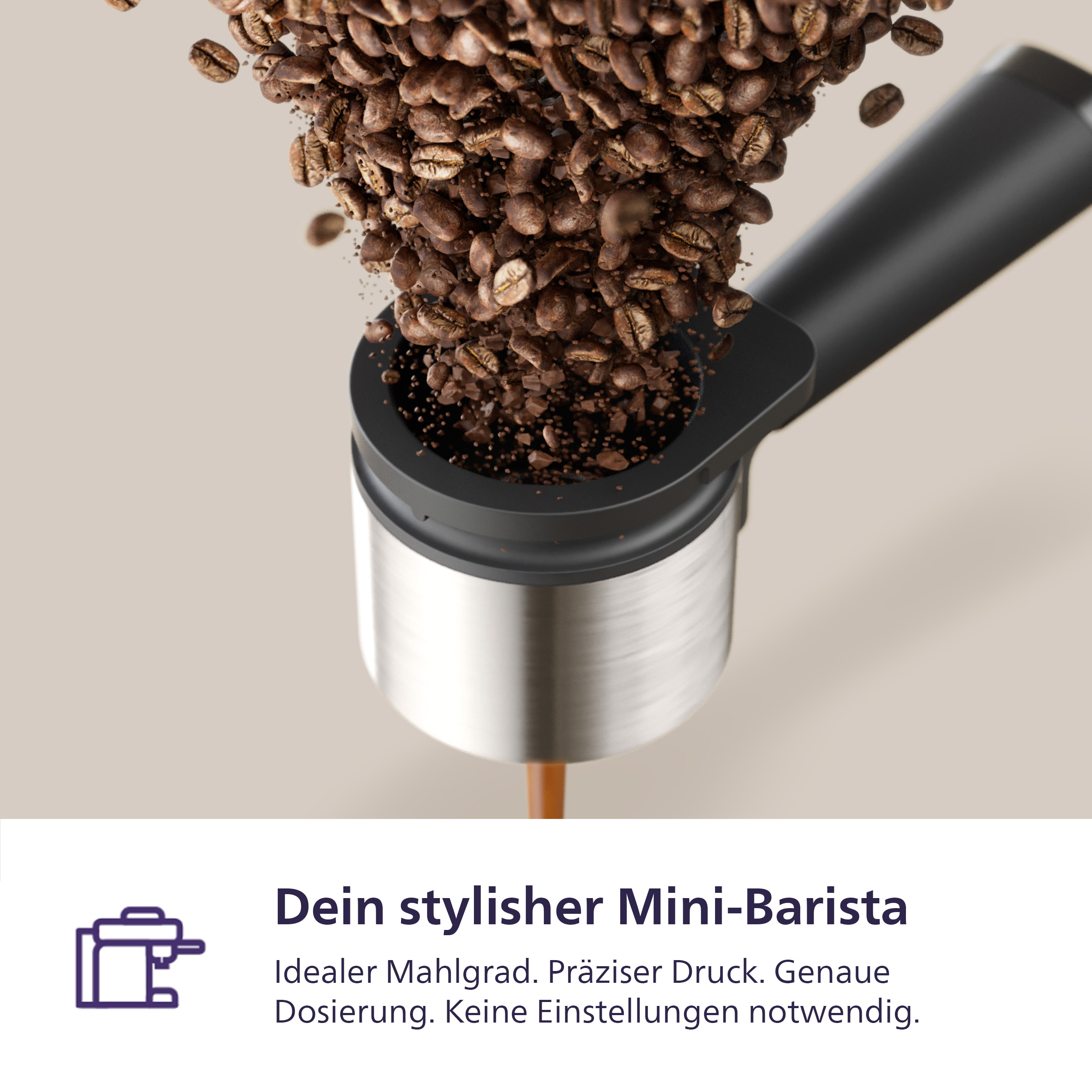 Kaffeebohnen fallen in einen Siebträger, Espresso fließt heraus.