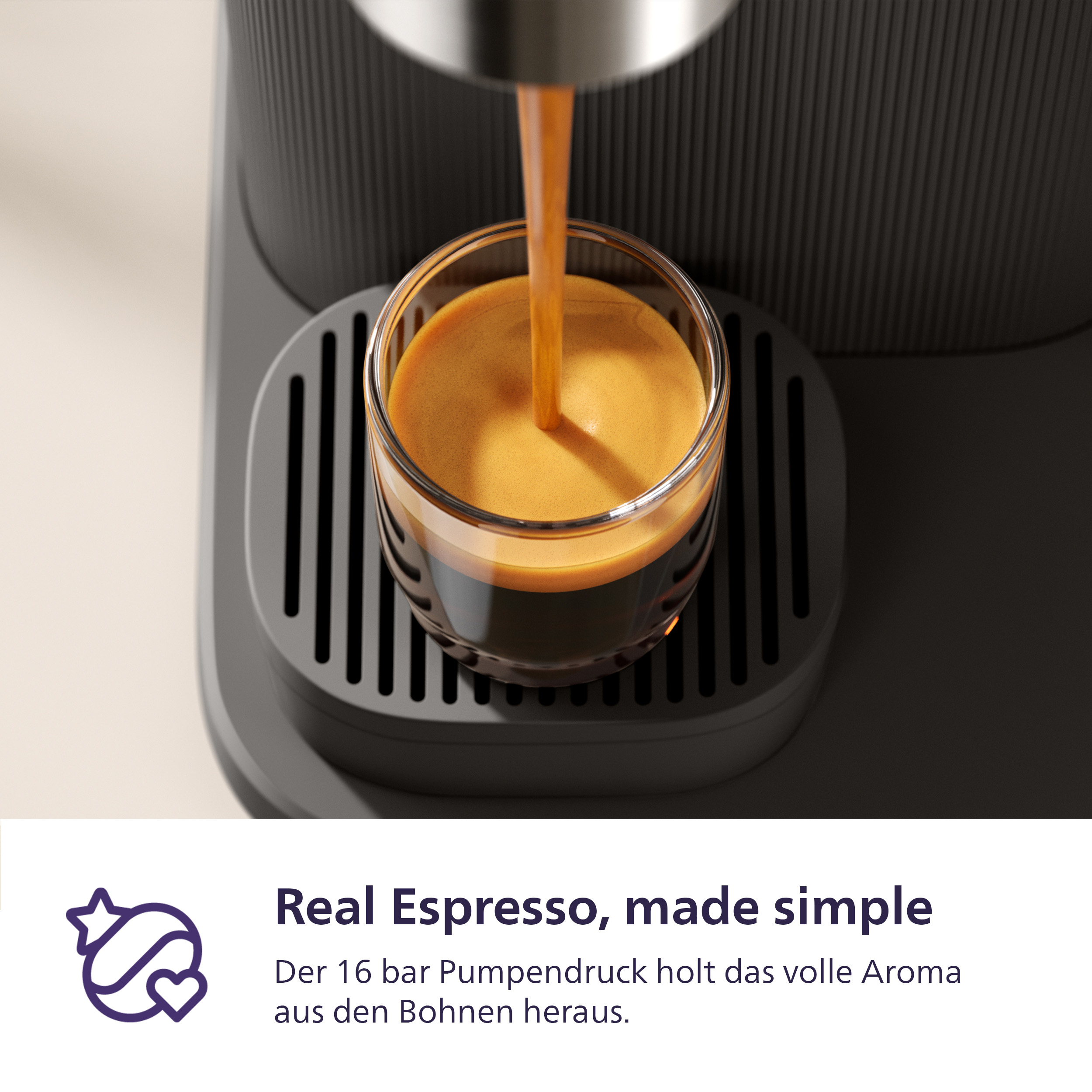 Espresso wird in ein Glas gegossen. Die Maschine ist dunkelgrau.