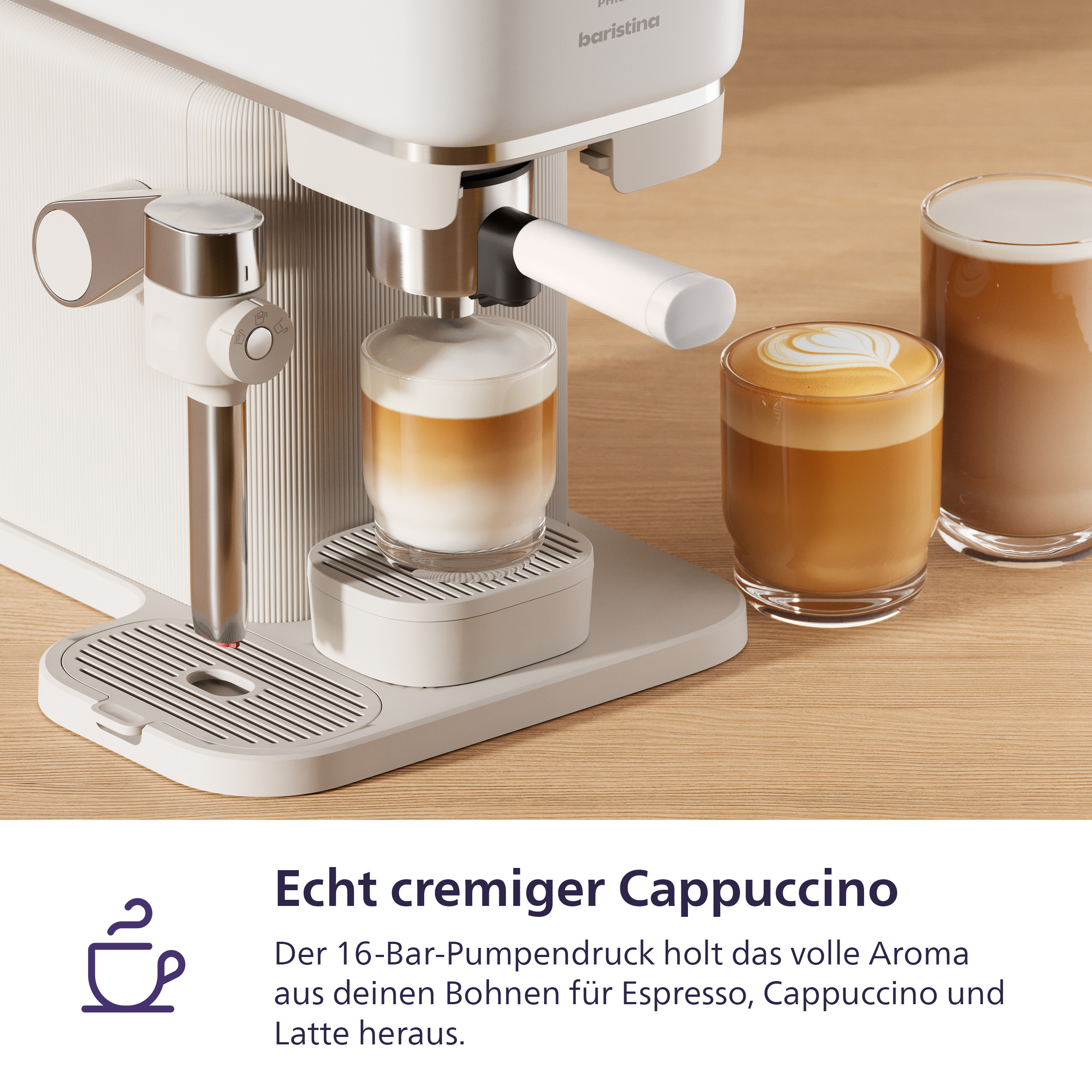Eine weiße Kaffeemaschine bereitet Cappuccino zu. Zwei Gläser Kaffee stehen daneben.