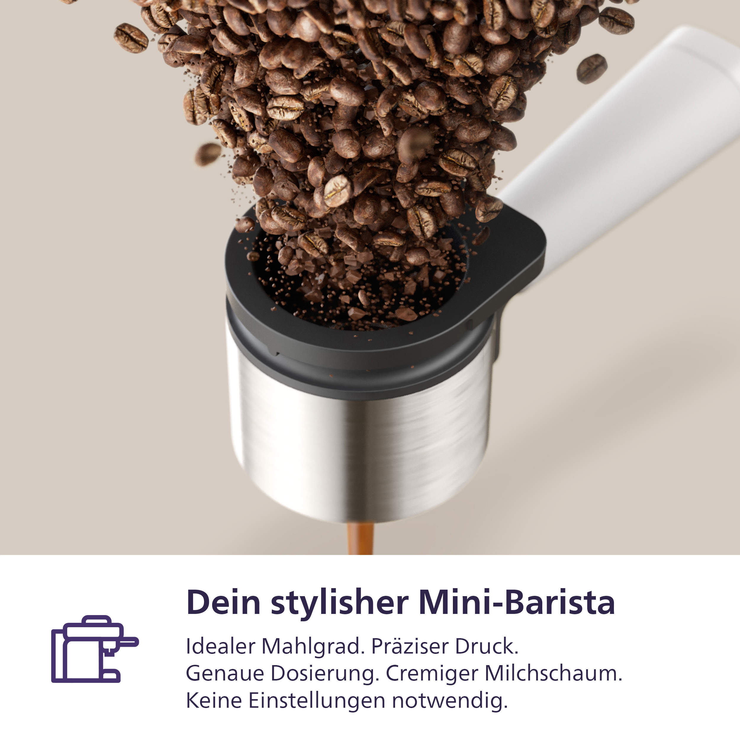 Kaffeebohnen fallen in eine Kaffeemaschine mit einem weißen Griff.
