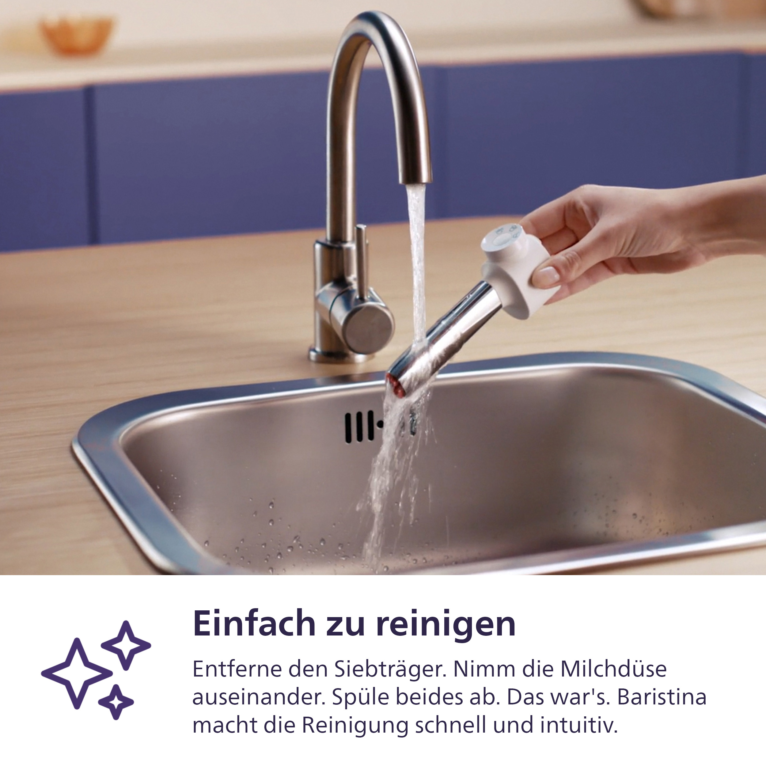 Eine Hand reinigt eine Kaffeemaschine unter fließendem Wasser in einer Spüle.