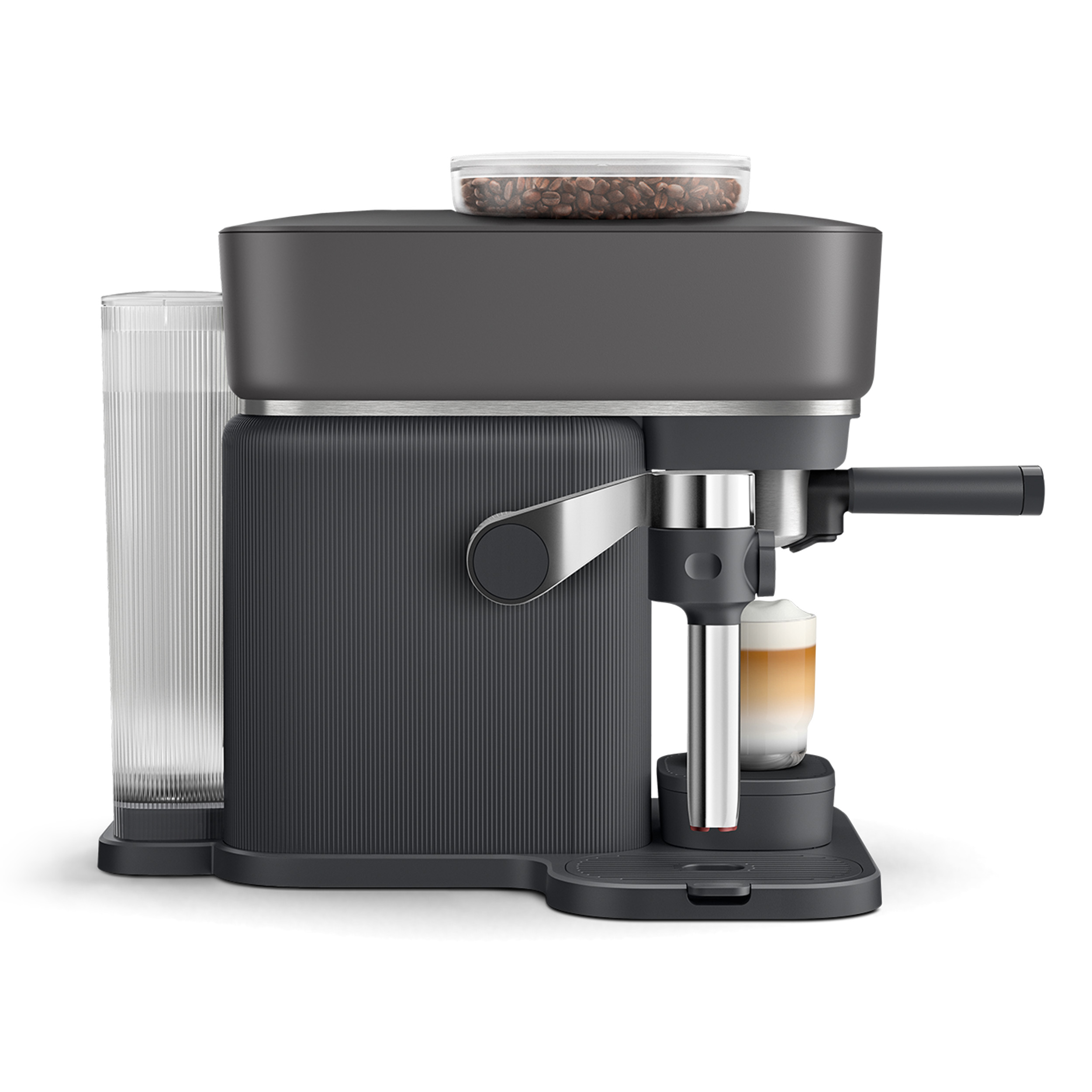 Dunkelgraue Kaffeemaschine mit Wassertank, Kaffeebohnenbehälter und einem Glas Latte.