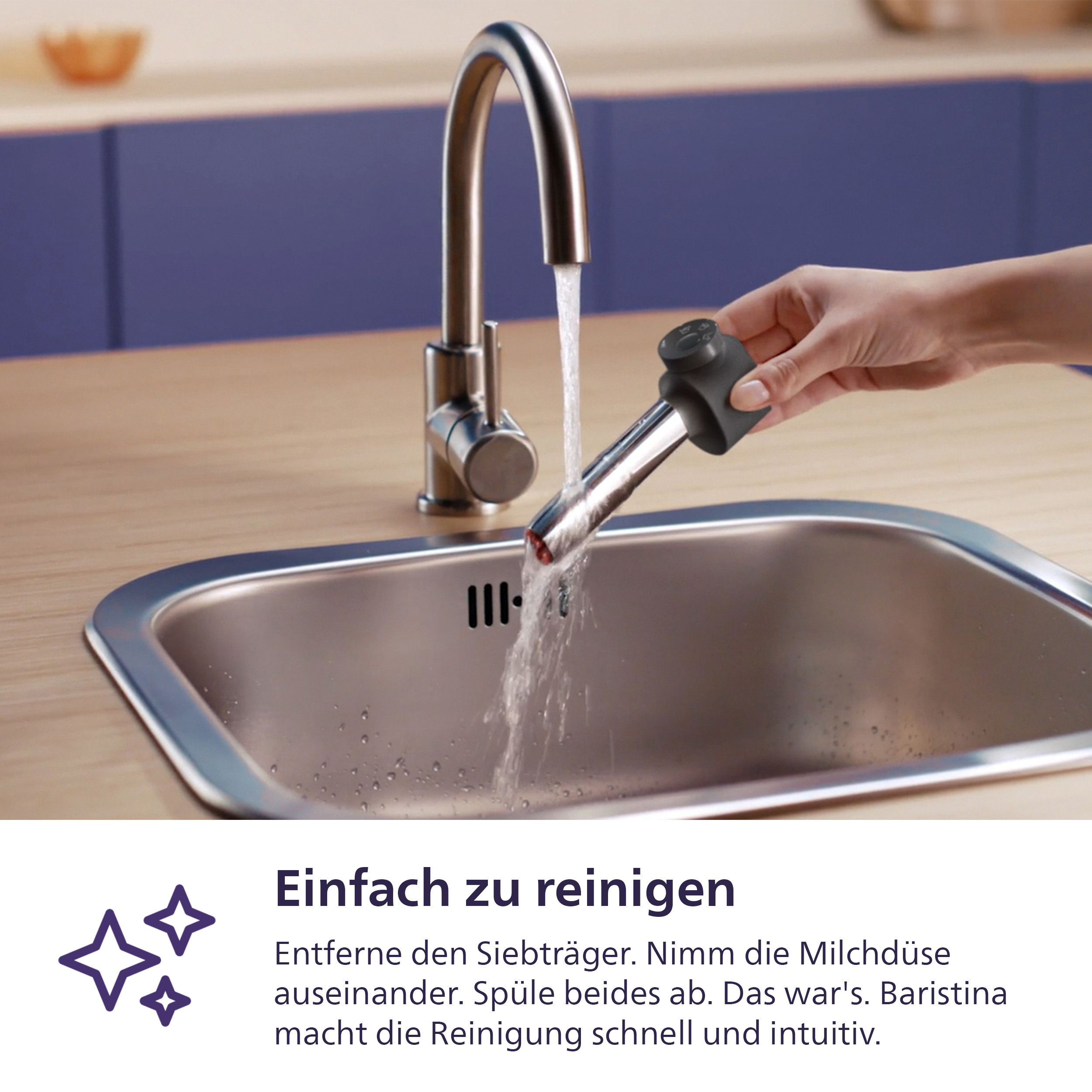 Eine Hand reinigt ein Kaffeemaschinenteil unter fließendem Wasser in einem Spülbecken.