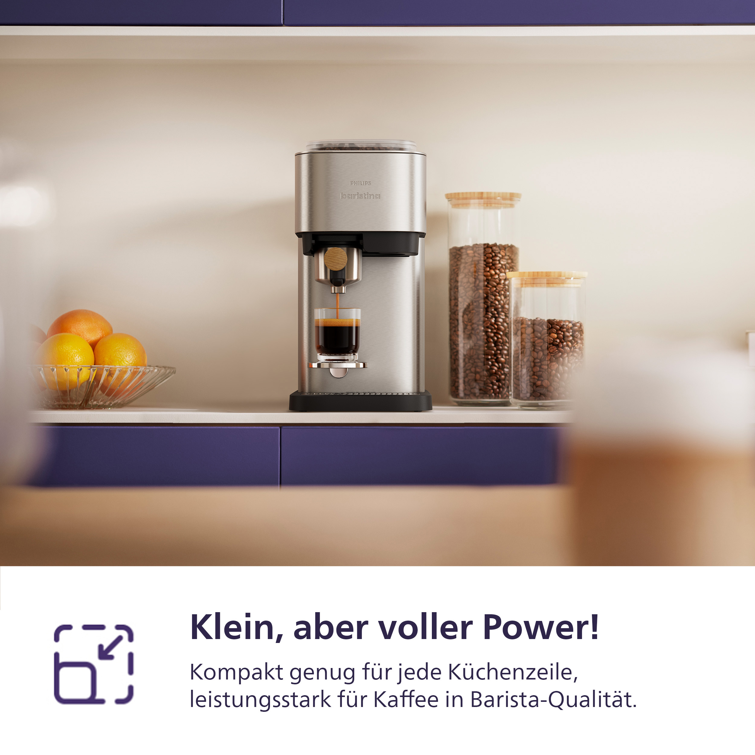Eine silberne Kaffeemaschine brüht Espresso in ein Glas. Daneben stehen Gläser mit Kaffeebohnen.